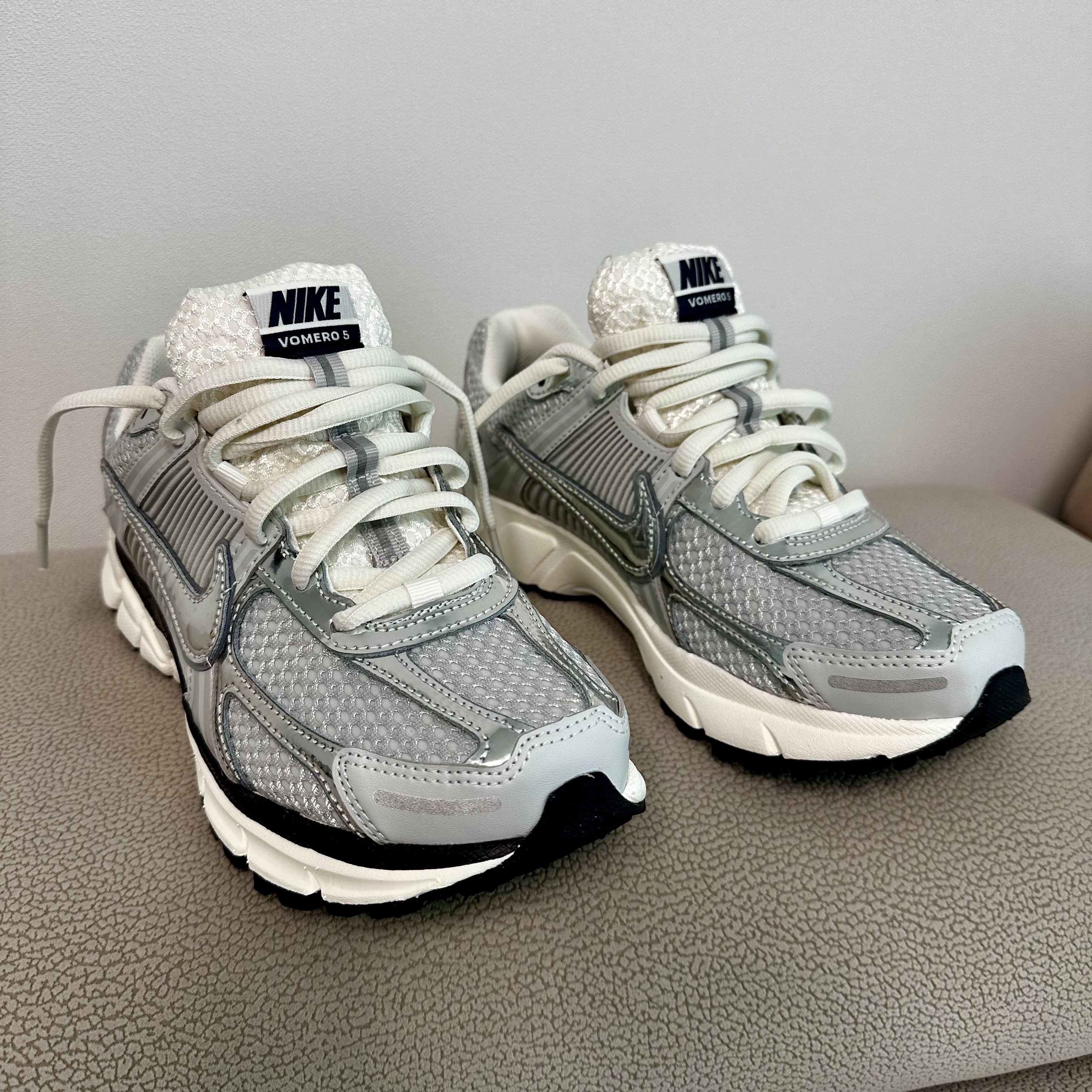 (W) Nike Zoom Vomero 5 Photon Dust and Metallic Silver 착용 스타일 - 2