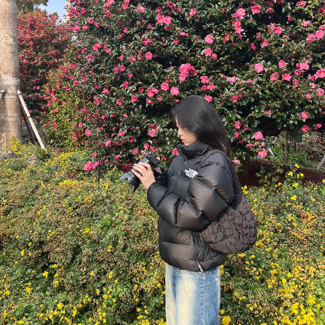 코스 퀼티드 미니백 블랙 착용 스타일