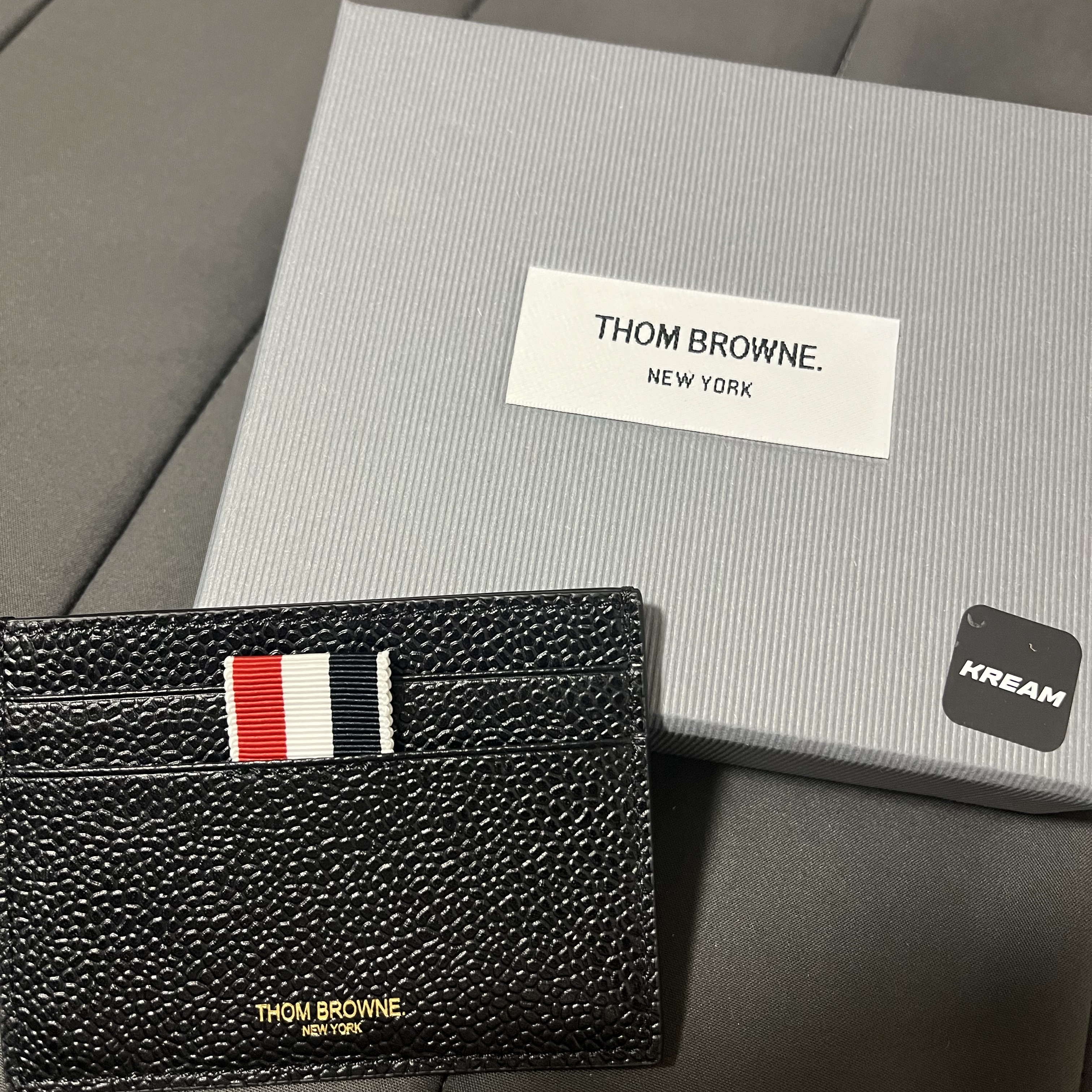 Thom Browne Pebble Grain Leather Stripe Single Card Holder Black 착용 스타일