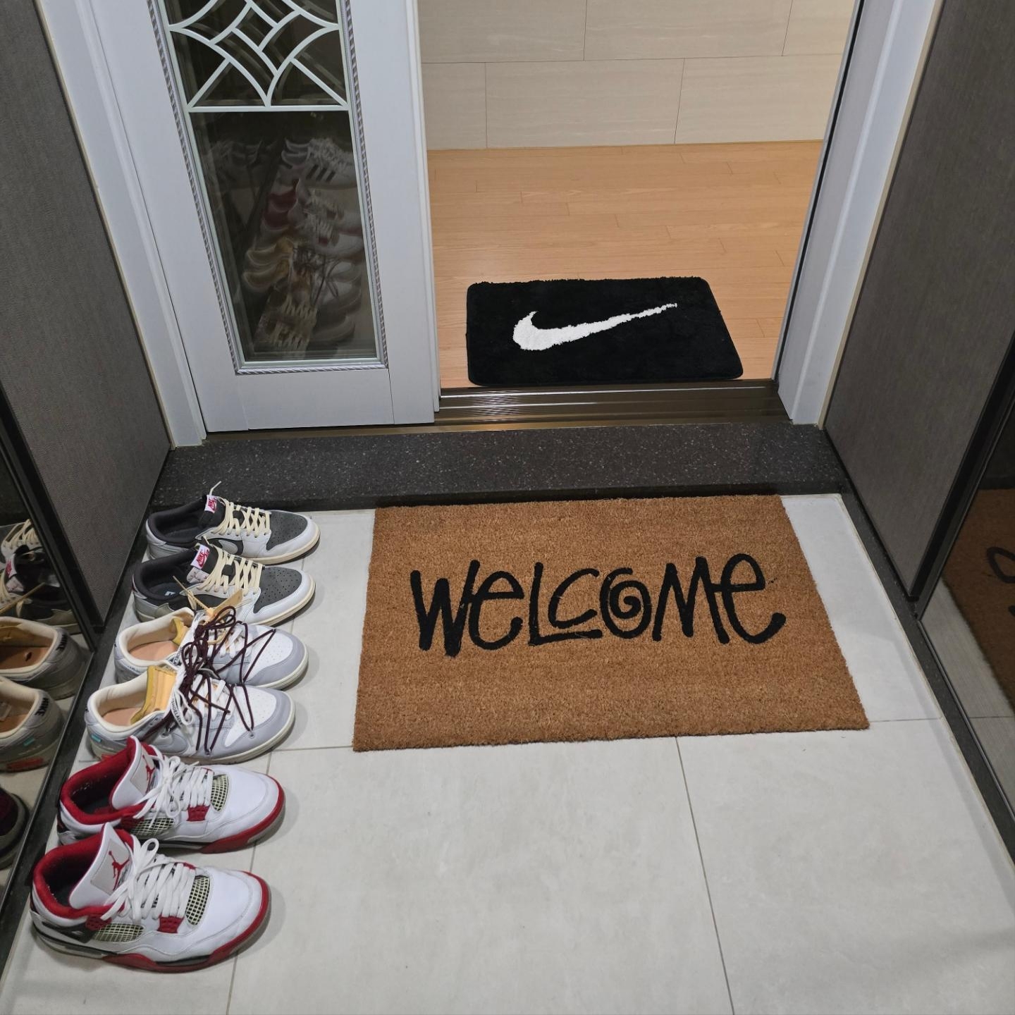 Stussy Welcome Mat Cocoa, Nike Swoosh Rug Black White 착용 스타일 - 1