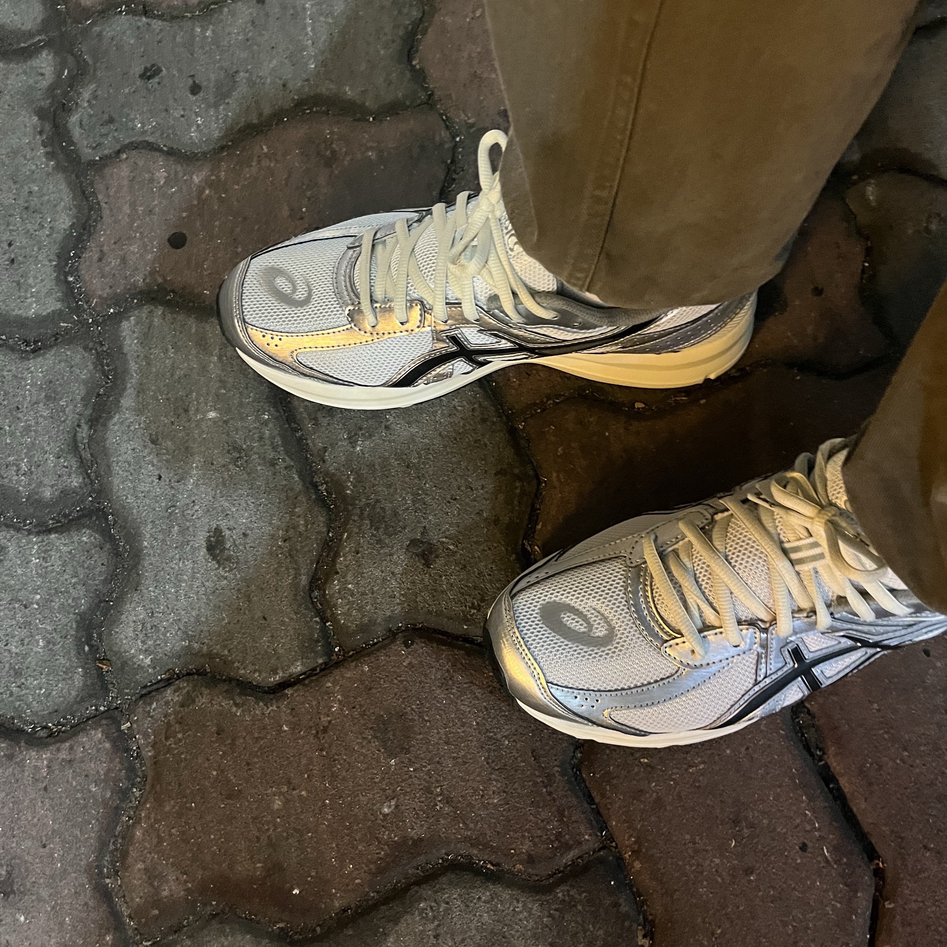 Asics Jog 100 S White Black - 2E Wide 착용 스타일