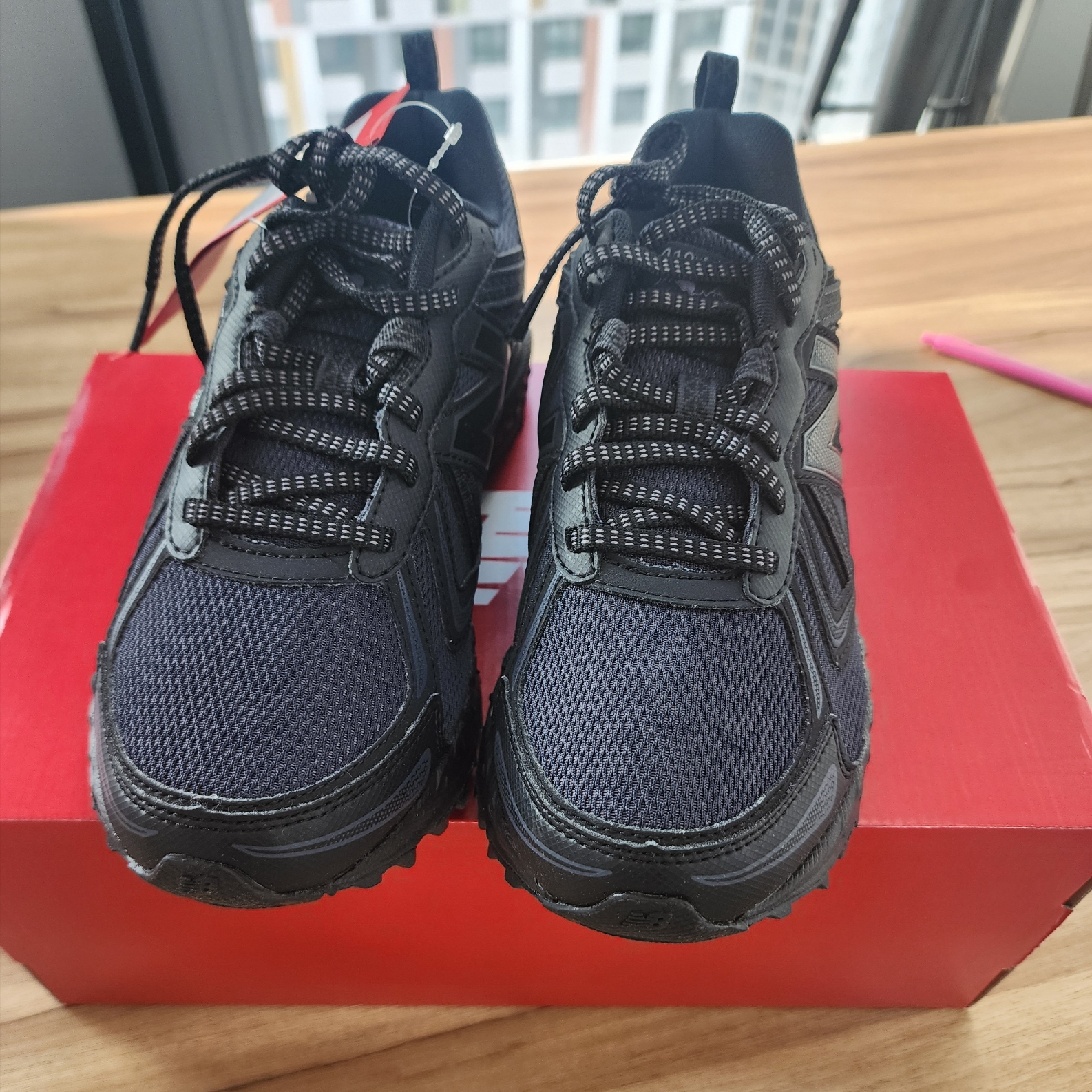 New Balance 410v5 Black - 2E Wide 착용 스타일
