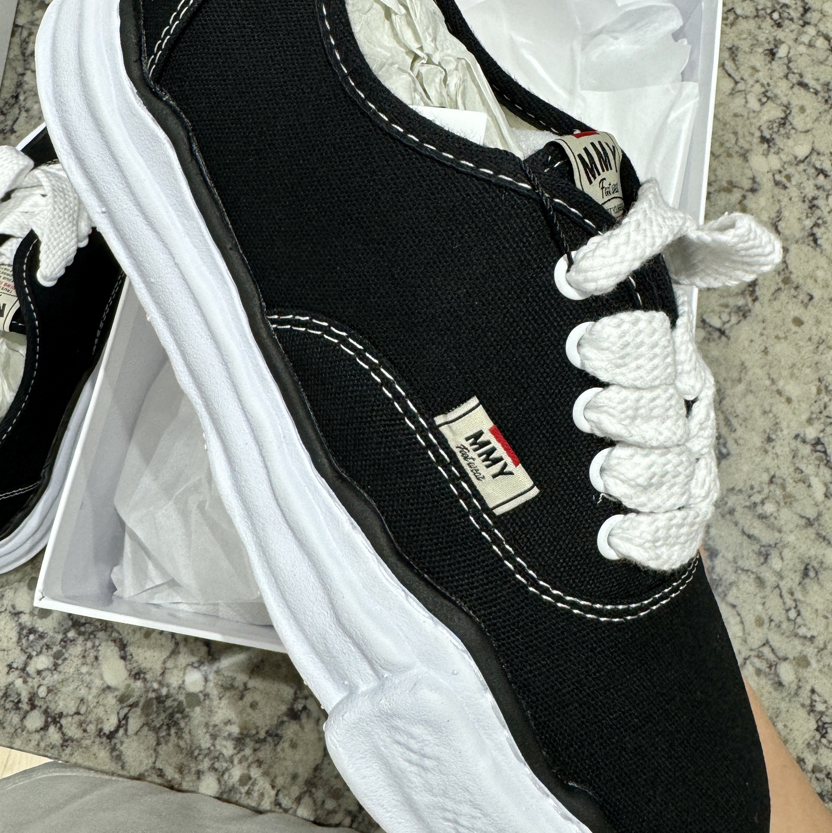 Maison Mihara Yasuhiro Baker OG Sole Canvas Low Cut Sneakers Black 착용 스타일 - 2