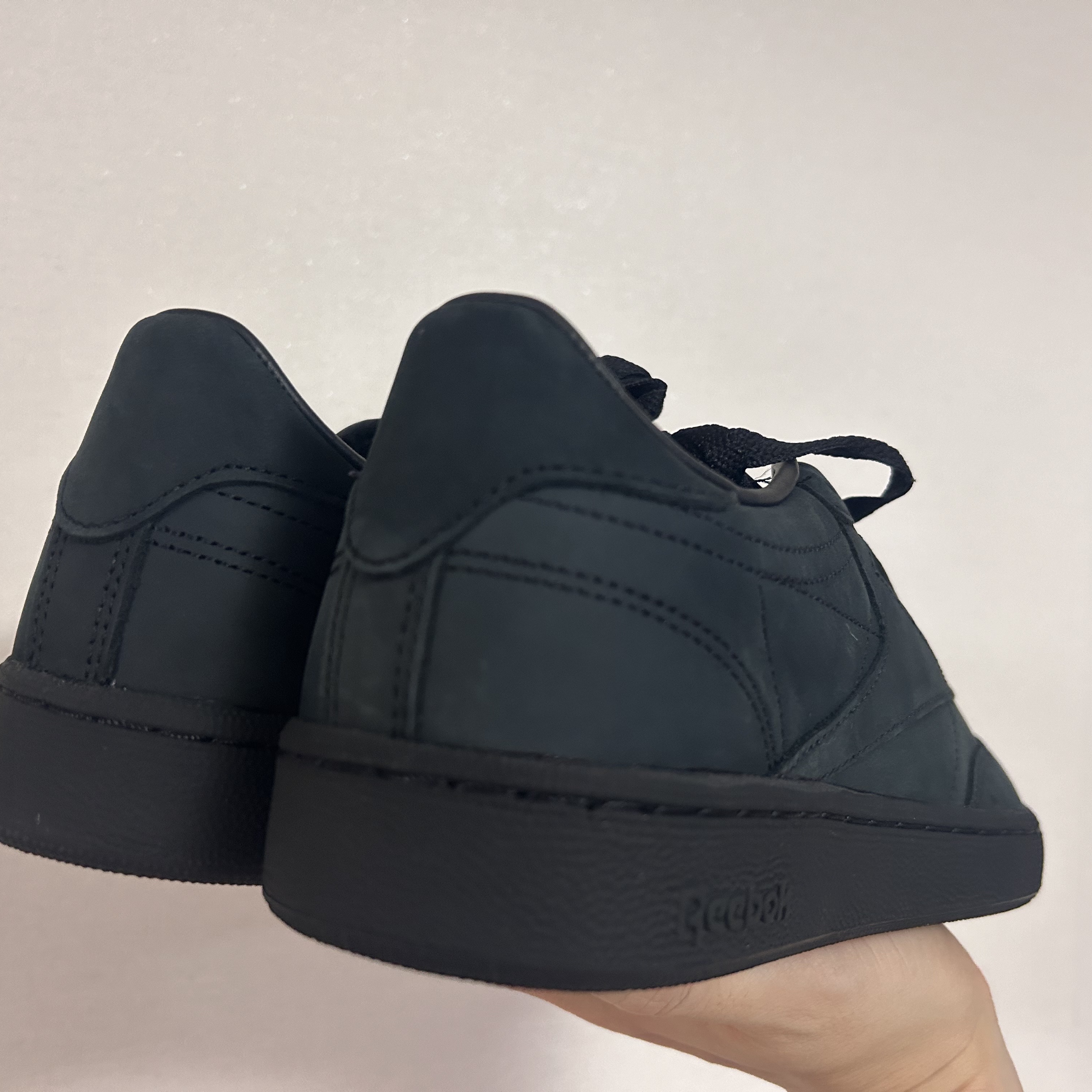 Reebok x JJJJound Club C 85 Triple Black 착용 스타일 - 3