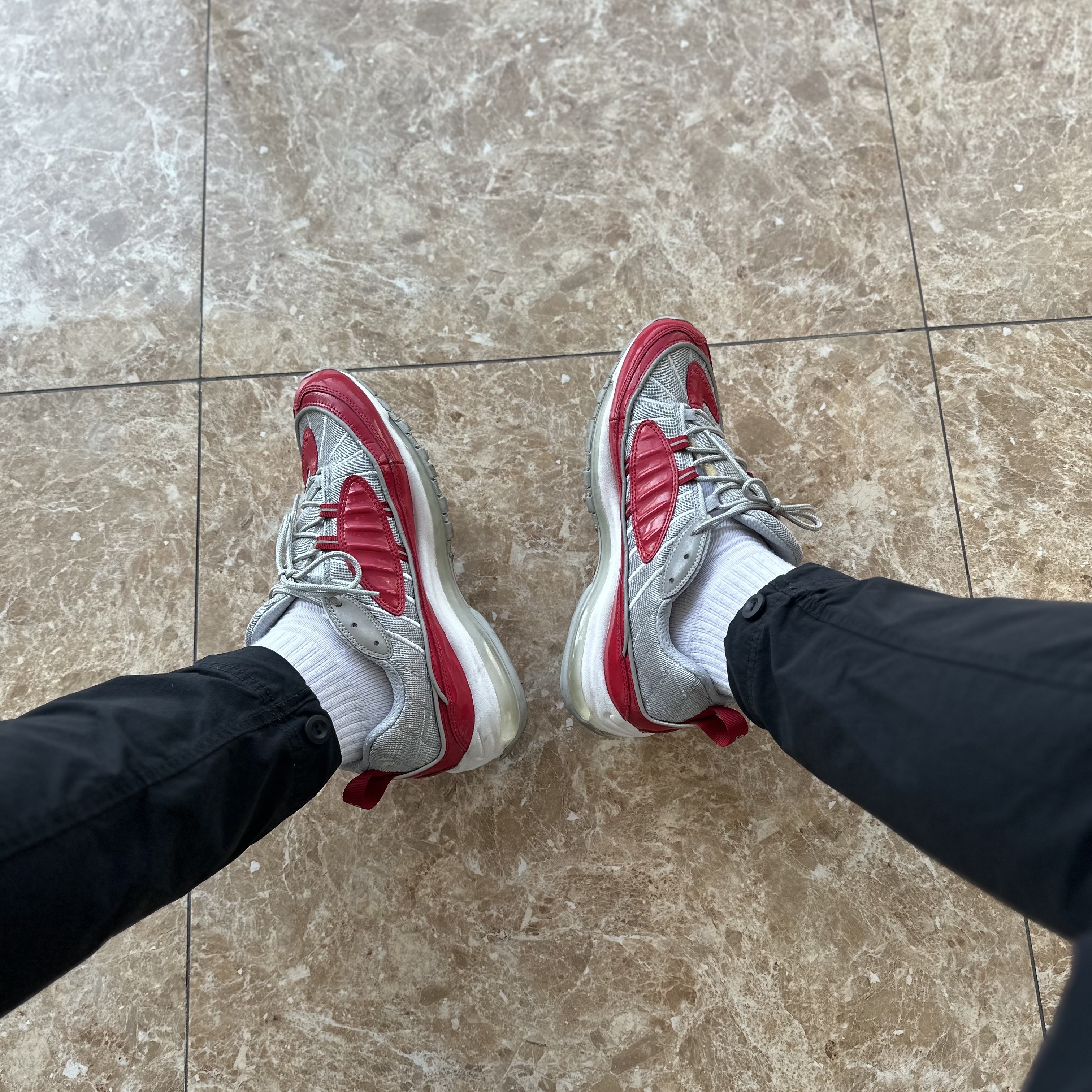 Nike x Supreme Air Max 98 Varsity Red 착용 스타일 - 2