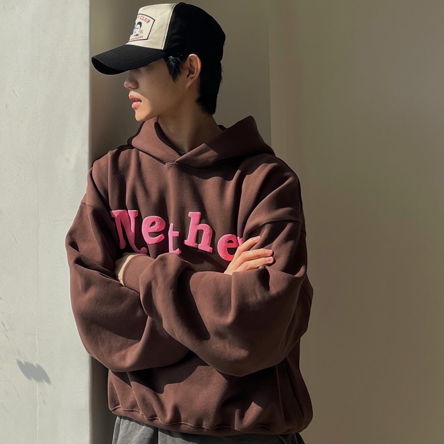 Netherworld Slow Horses Hoodie Brown Pink 착용 스타일 - 1