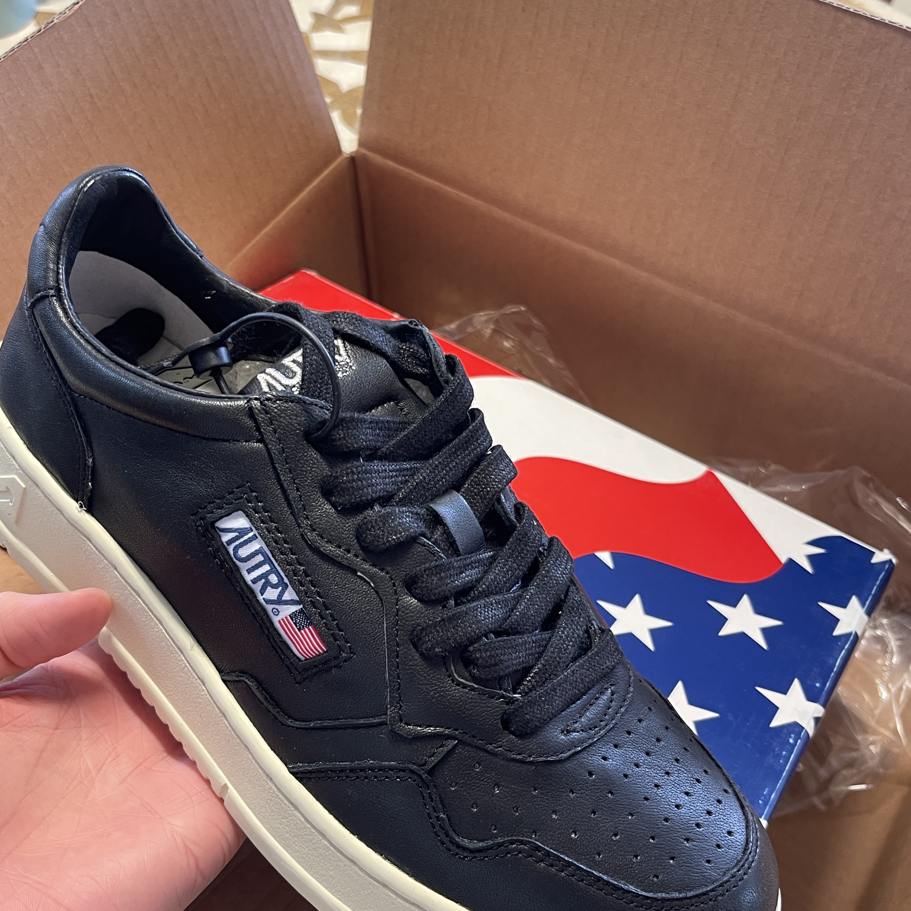 Autry Medalist Low Goatskin Sneakers Black 착용 스타일 - 2