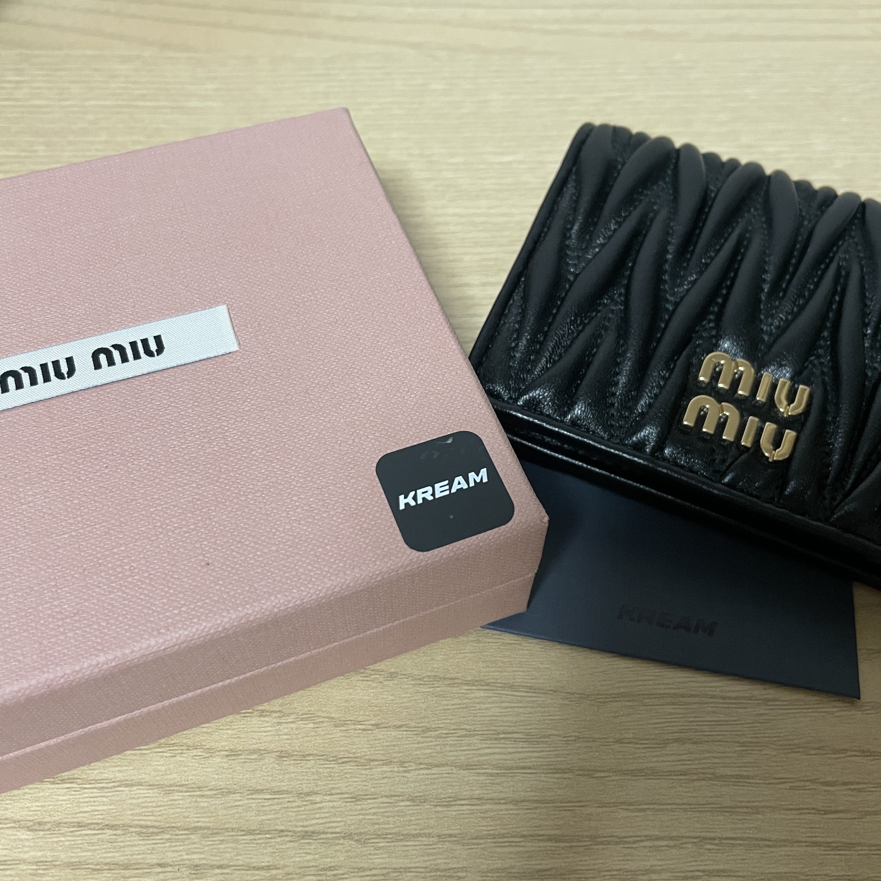 Miu Miu Matelasse Nappa Leather Wallet Black 착용 스타일