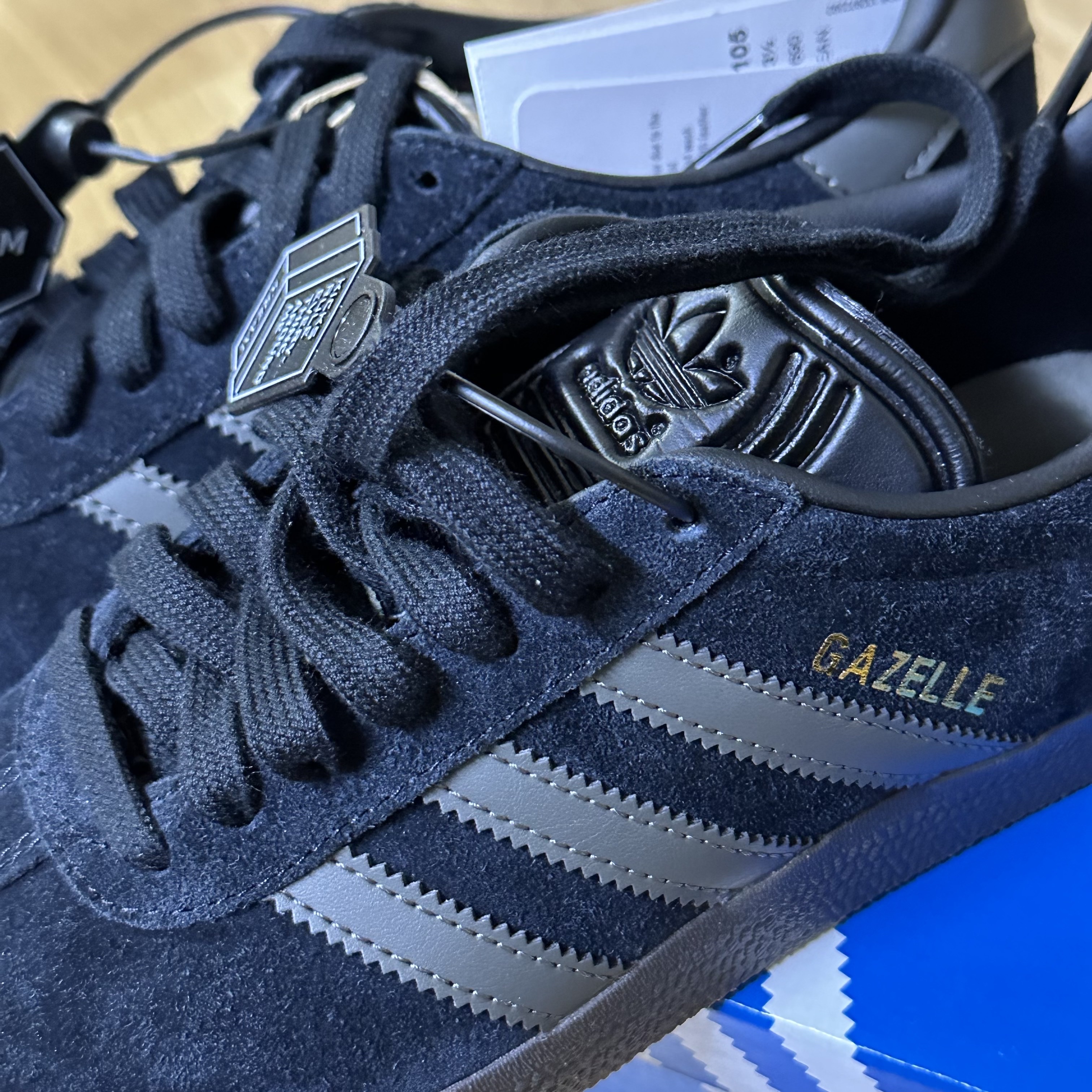 Adidas Gazelle Core Black Gold Metallic Gum 착용 스타일 - 1