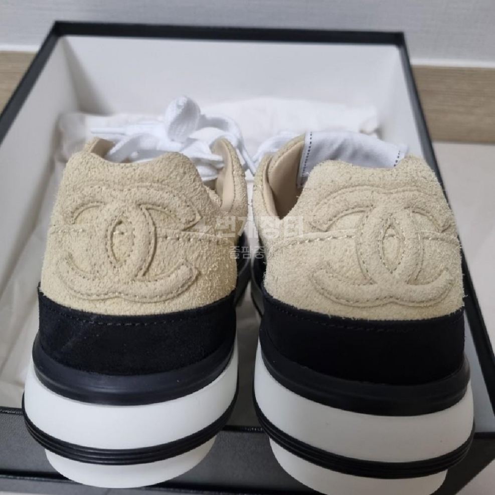 (W) Chanel Sneakers Velvet Suede Calfskin & Ivory Black 착용 스타일 - 4