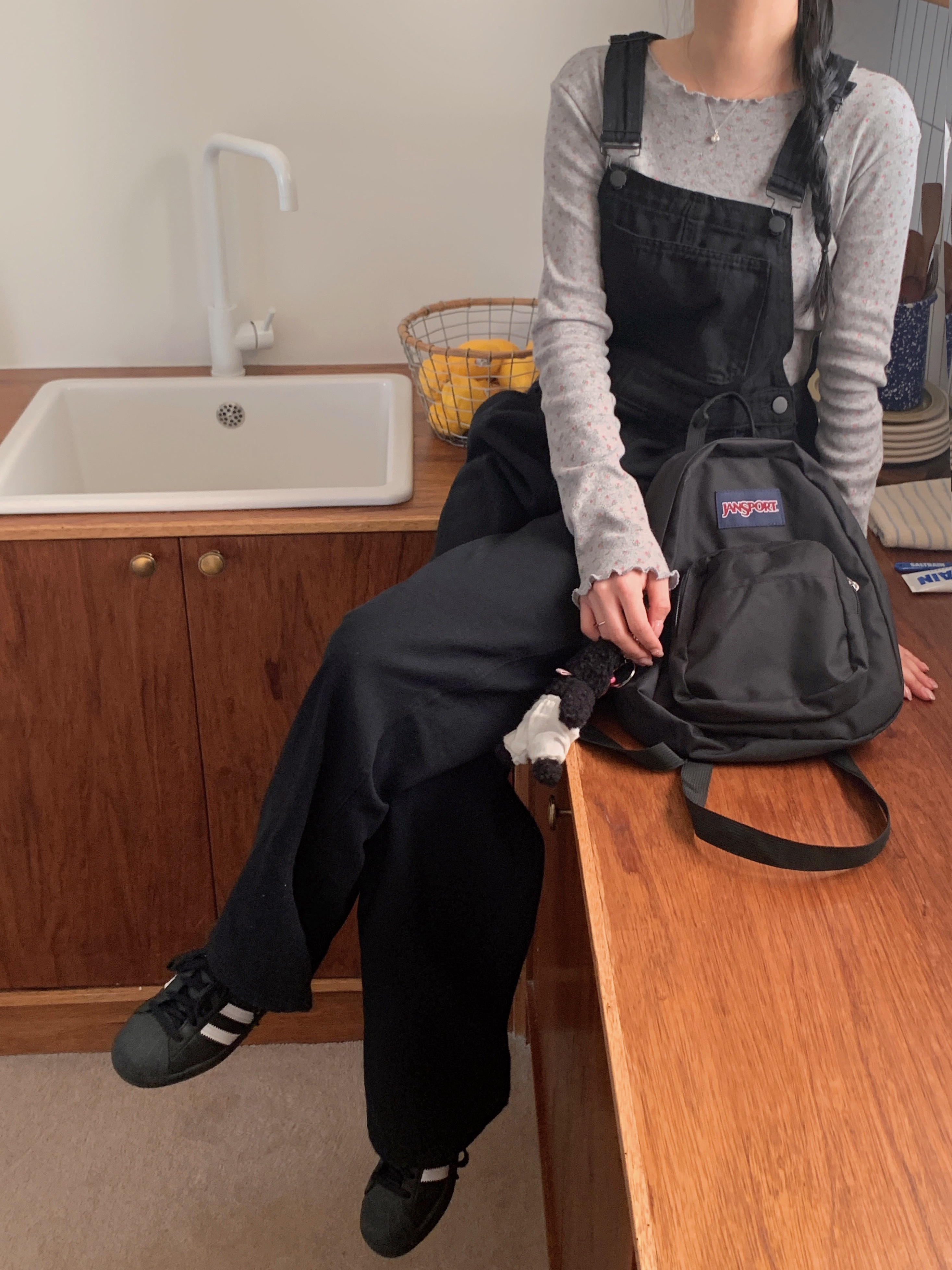 Jansport Half Pint Mini Backpack Black, Monamhee Beulpingi Keyring with White Pants Black 착용 스타일 - 2