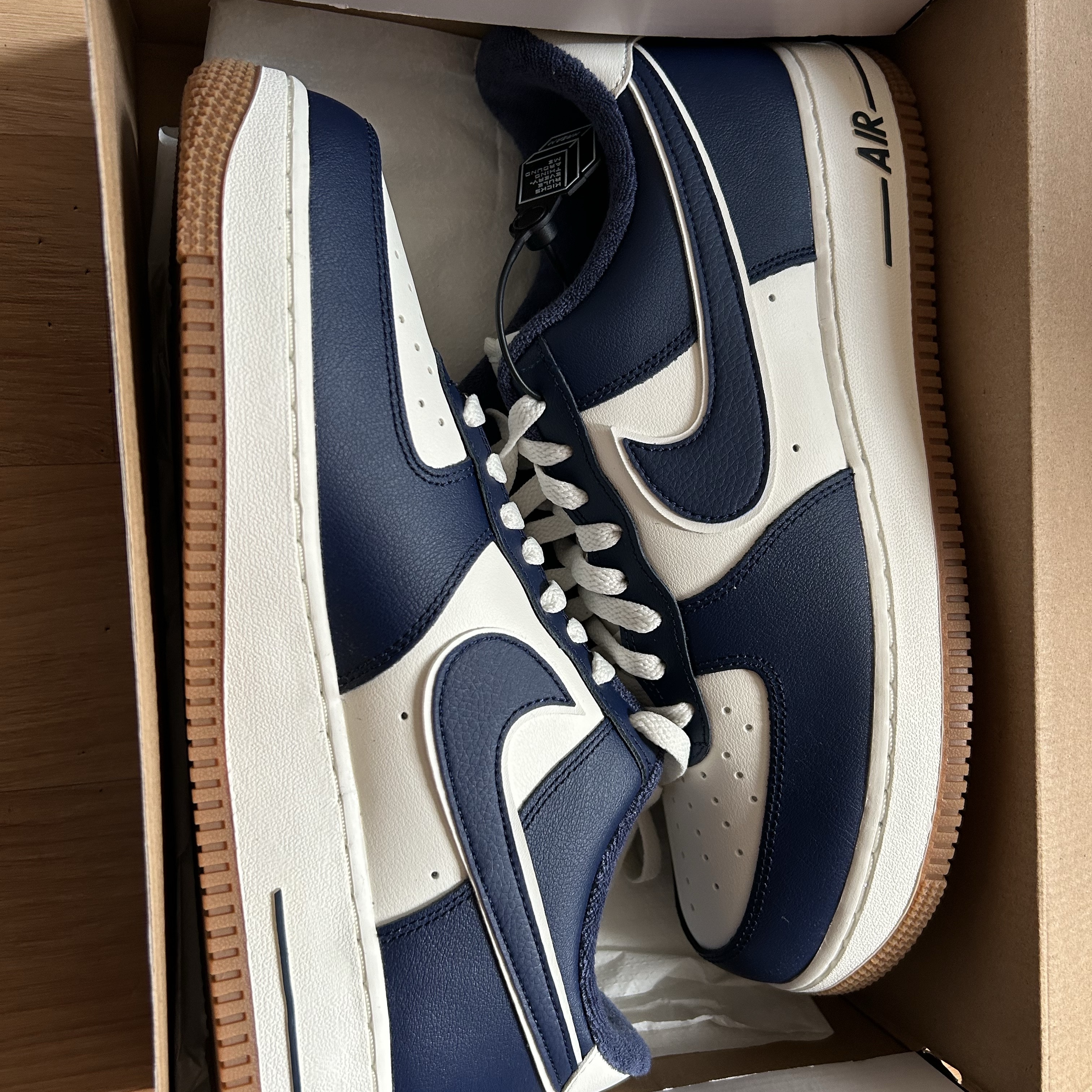 Nike Air Force 1 '07 LV8 Midnight Navy 착용 스타일