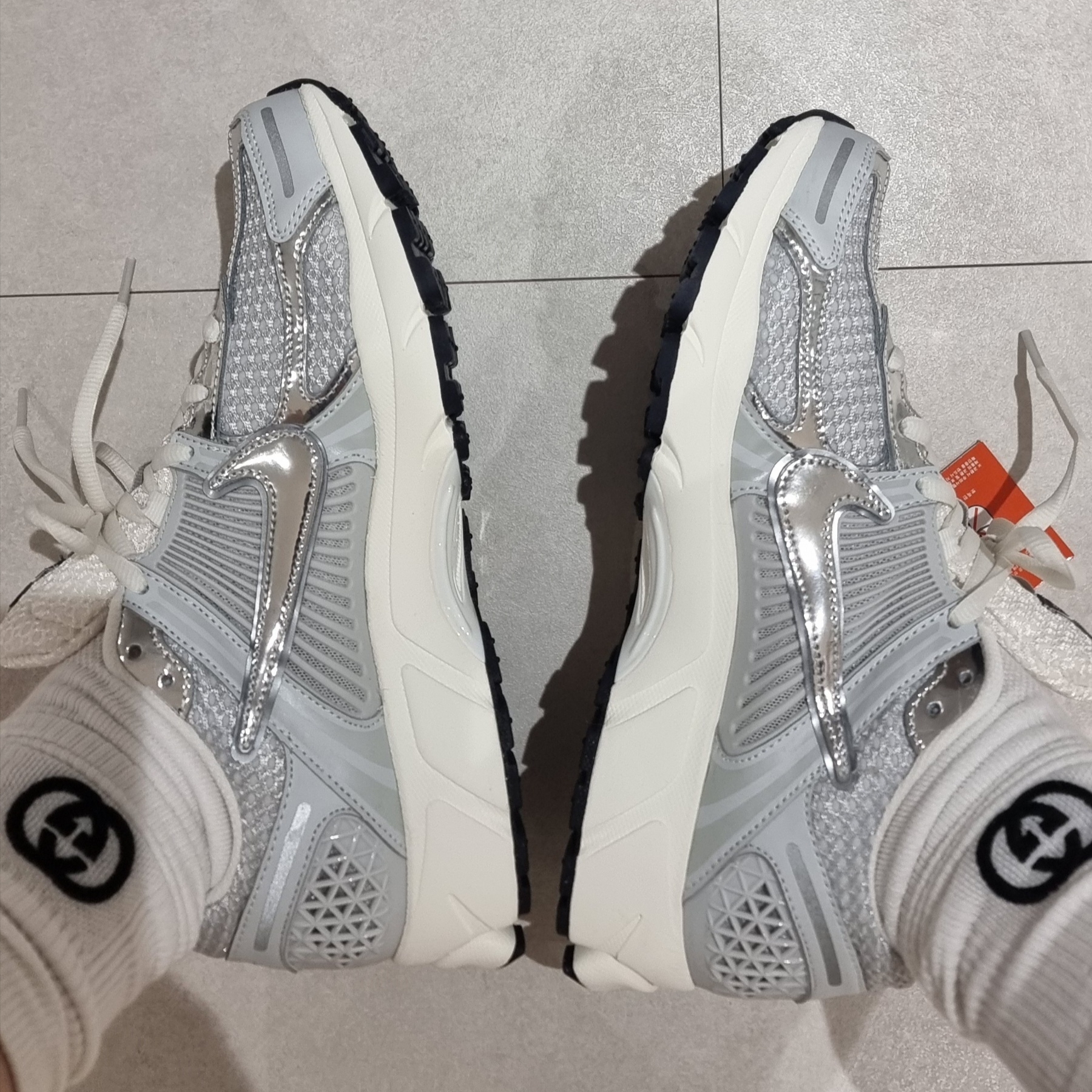 (W) Nike Zoom Vomero 5 Photon Dust and Metallic Silver 착용 스타일 - 1