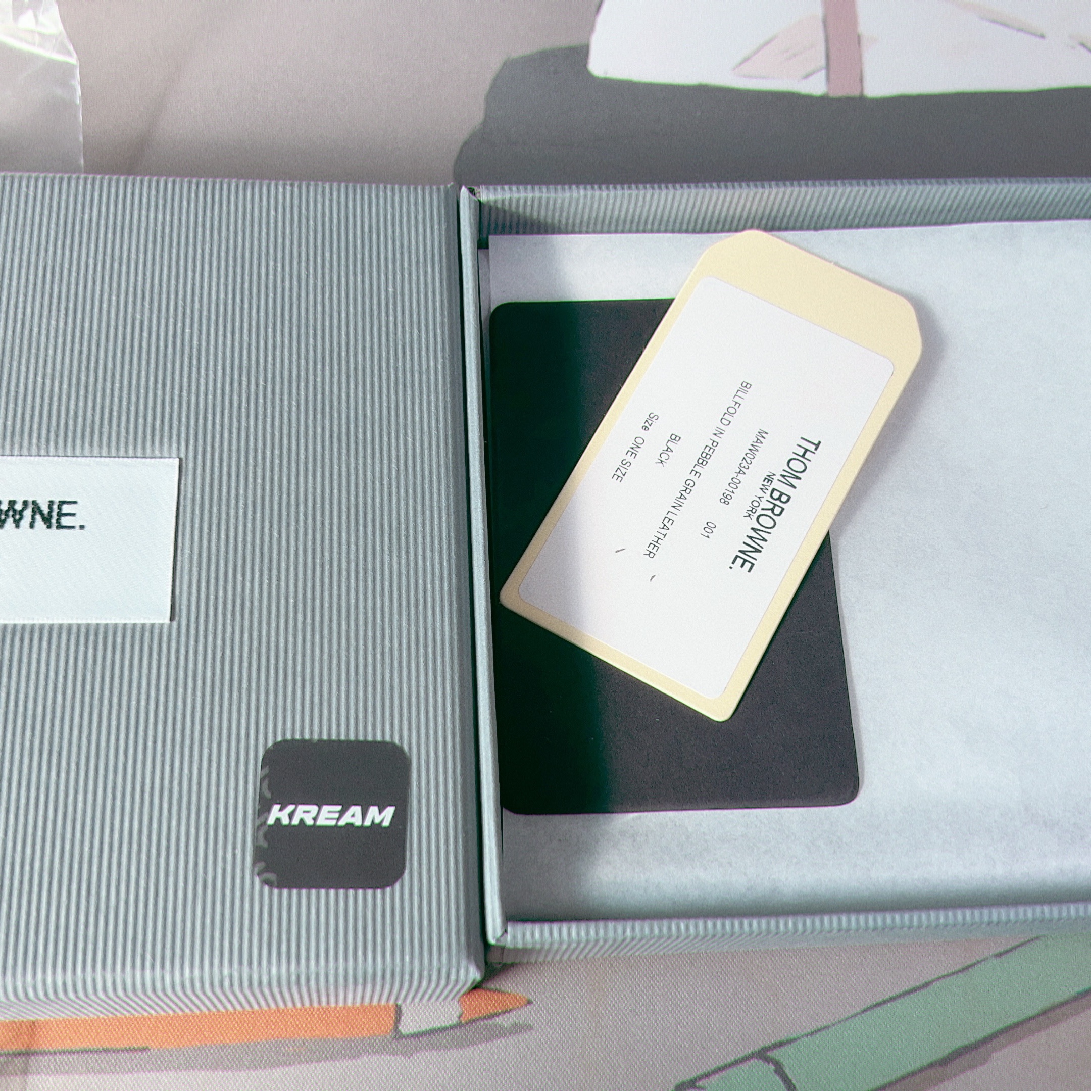 Thom Browne Pebble Grain Bill Fold Wallet Black 착용 스타일 - 3