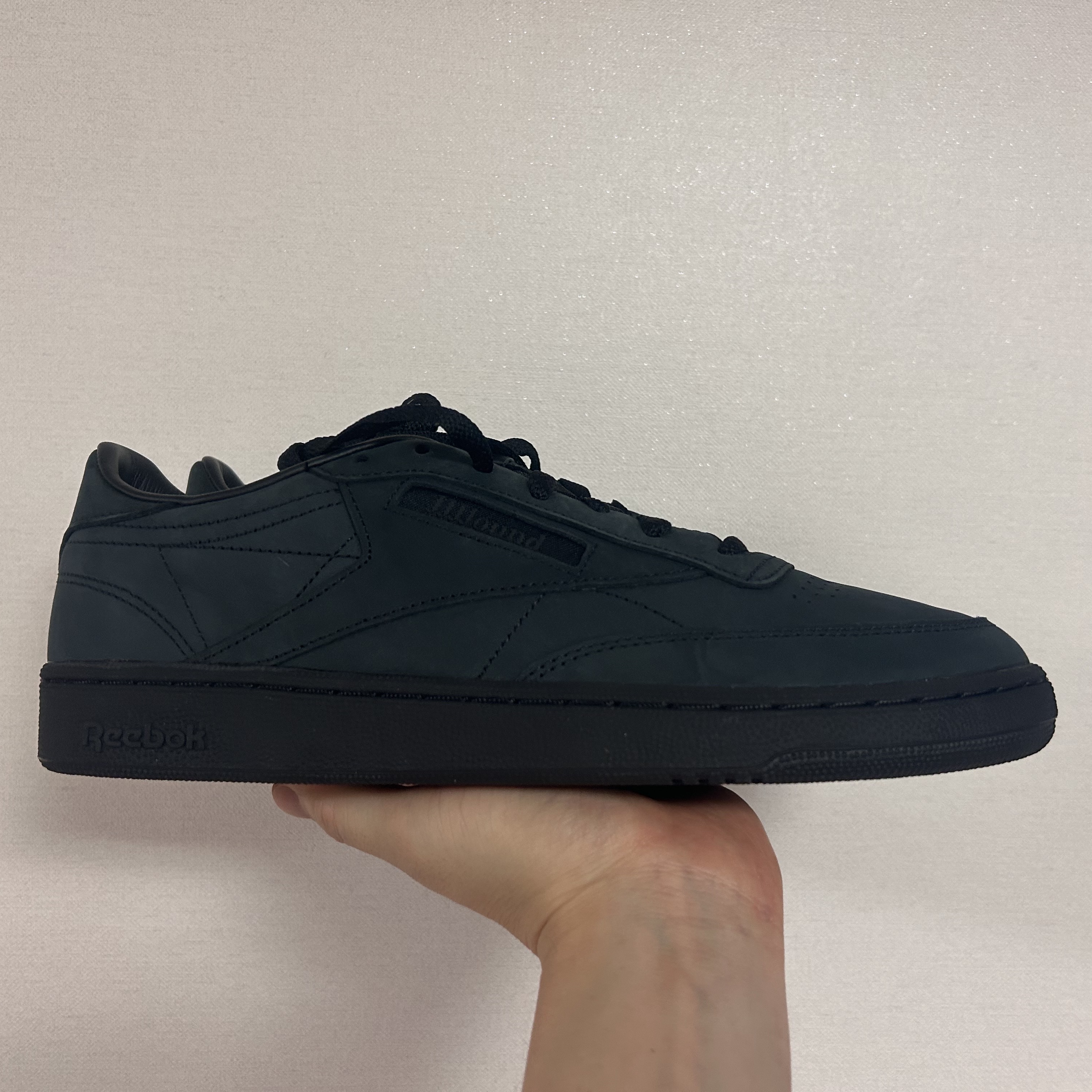 Reebok x JJJJound Club C 85 Triple Black 착용 스타일 - 1