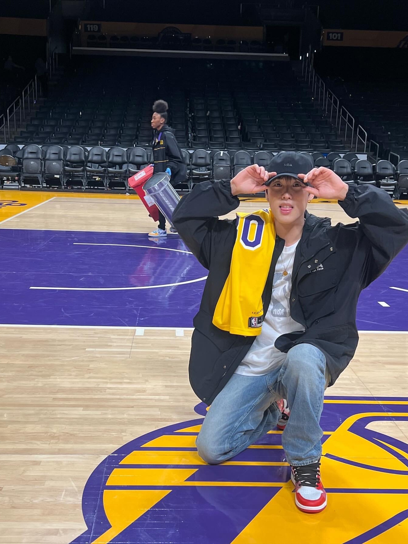 Nike LeBron James LA Lakers Icon Edition Jersey Amarillo, Nike x Drake Nocta Air Force 1 Low SP Certified Lover Boy White 착용 스타일 - 8