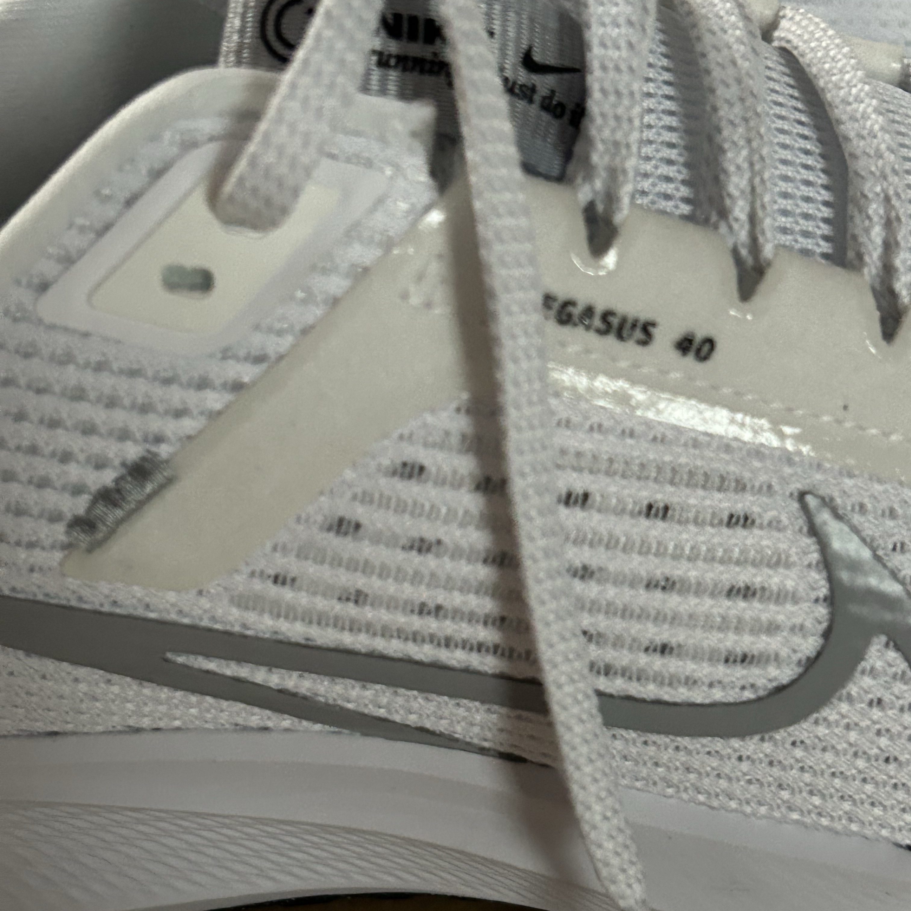Nike Air Zoom Pegasus 40 White Wolf Grey 착용 스타일