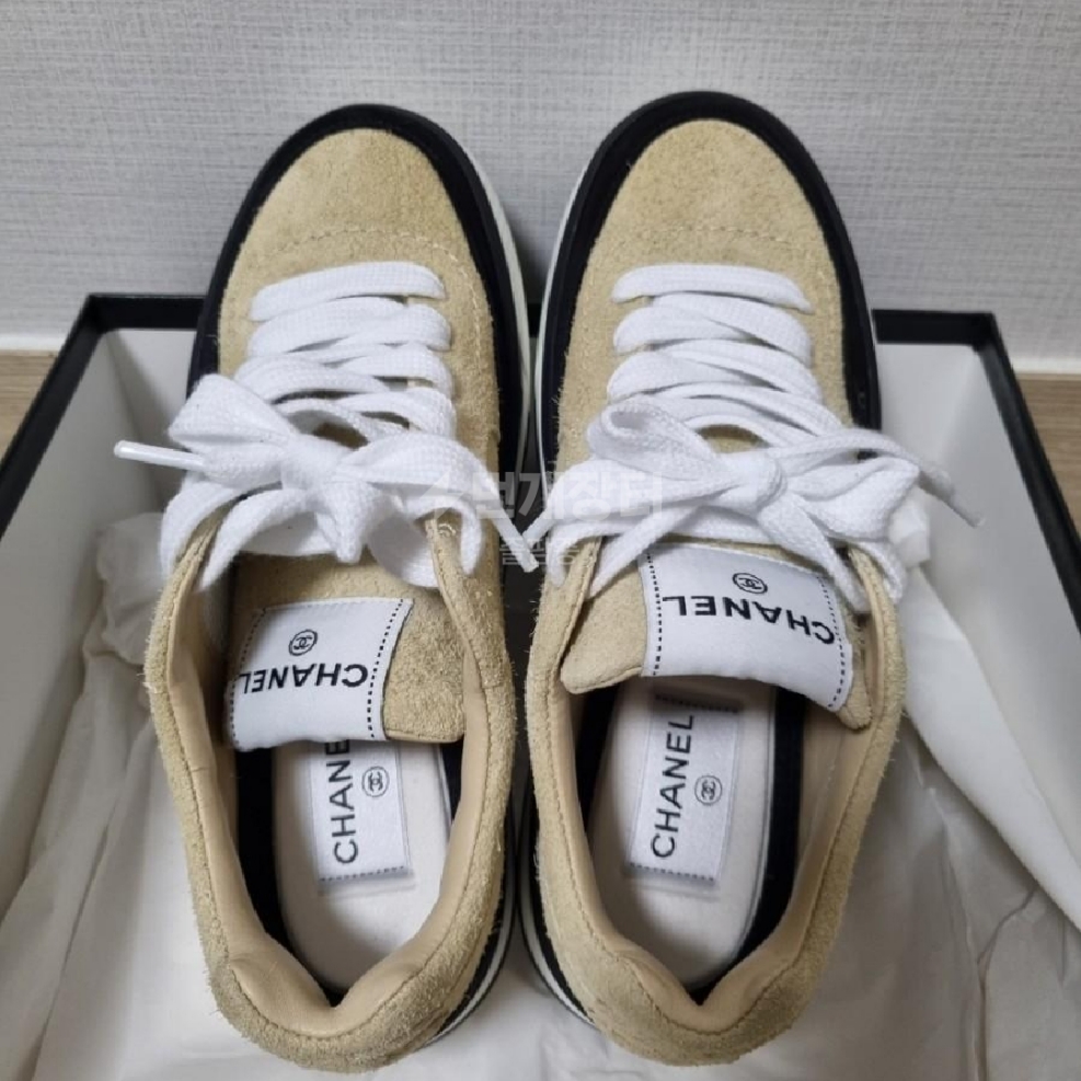 (W) Chanel Sneakers Velvet Suede Calfskin & Ivory Black 착용 스타일 - 1