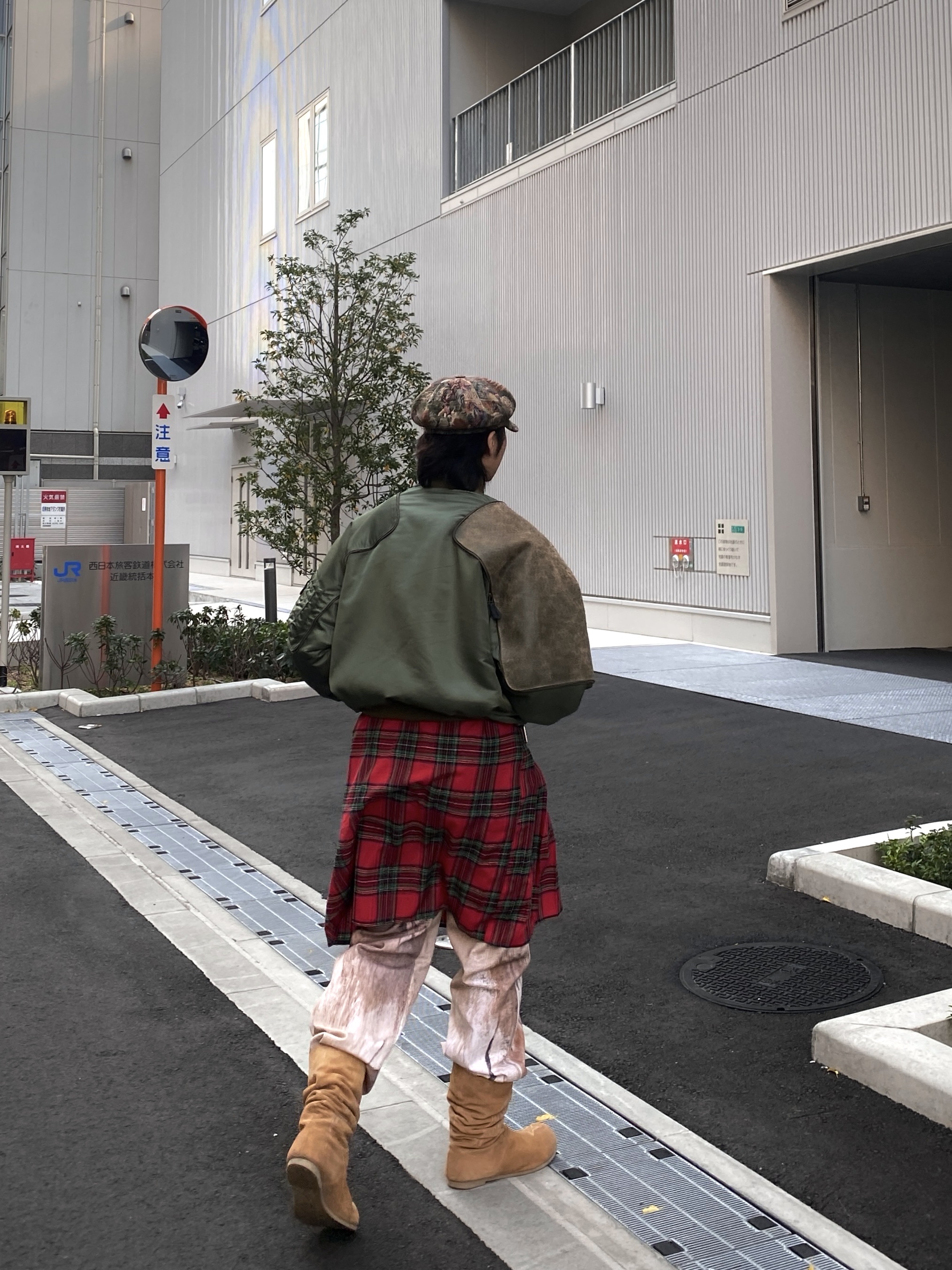 Kapital Ma-1 Nylon X Crack Leather Siamese Bomber Jacket Khaki 착용 스타일 - 4