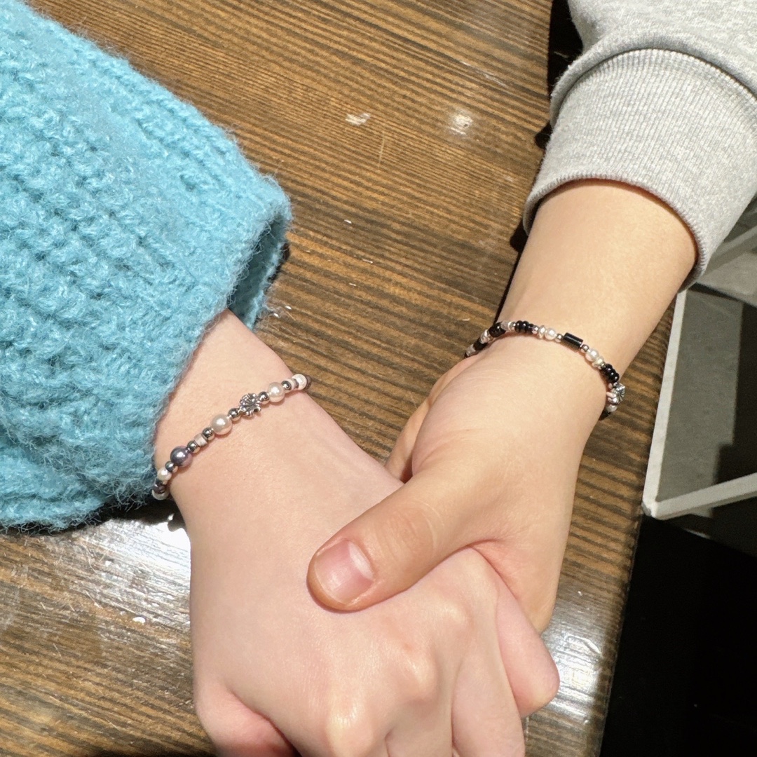 [KREAM 단독] Scudo Shell Black Pearl Beads Bracelet, Scudo Shell Multi Pearl Karen Bracelet 착용 스타일