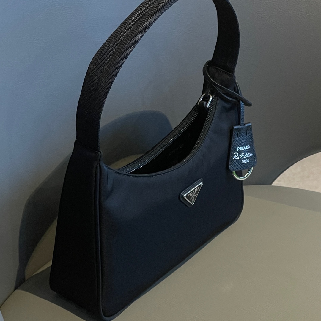 Prada Re-Edition 2000 Re-Nylon Mini Shoulder Bag Black 착용 스타일