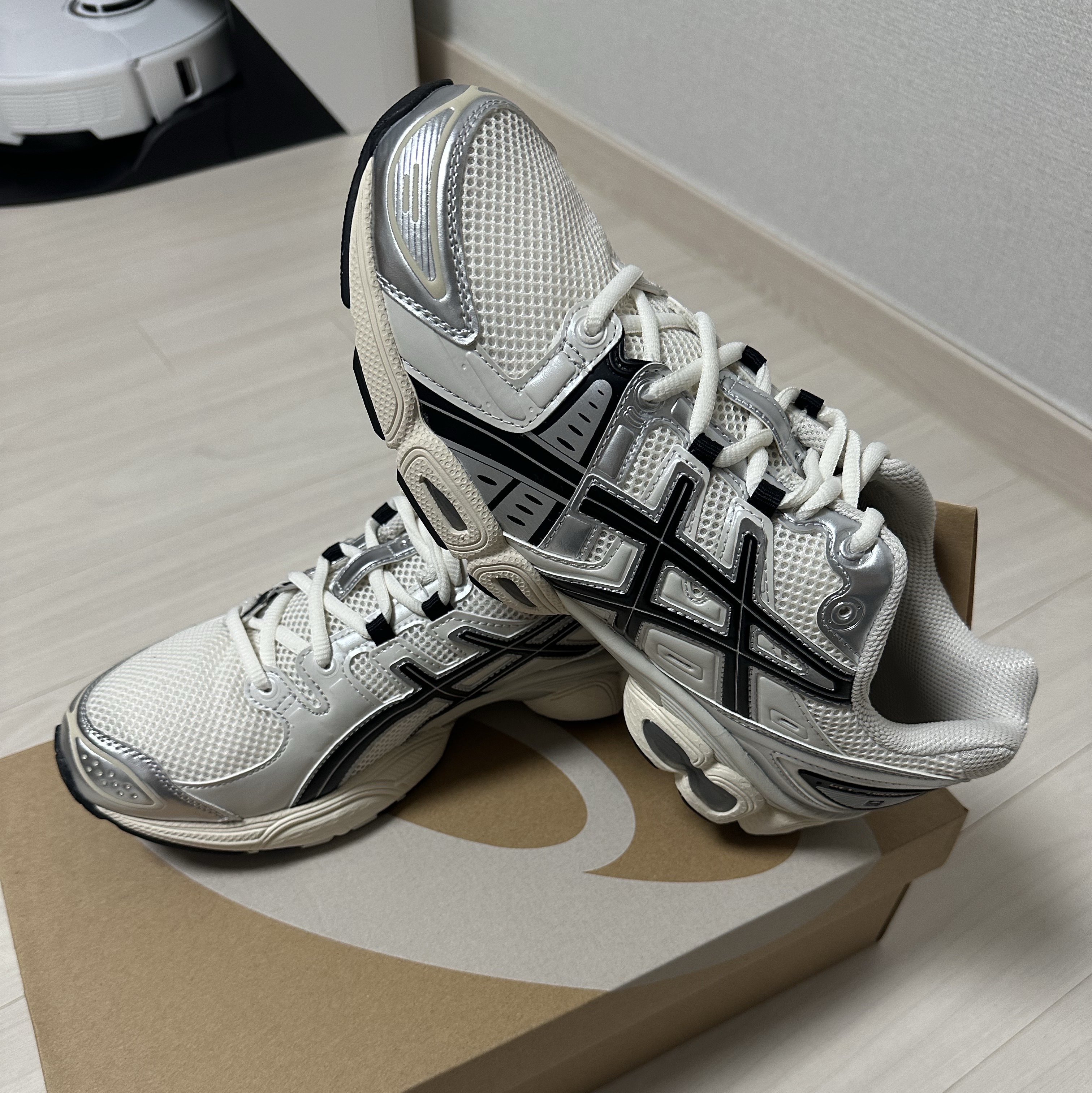 Asics Gel-Nimbus 9 Cream Black 착용 스타일 - 1