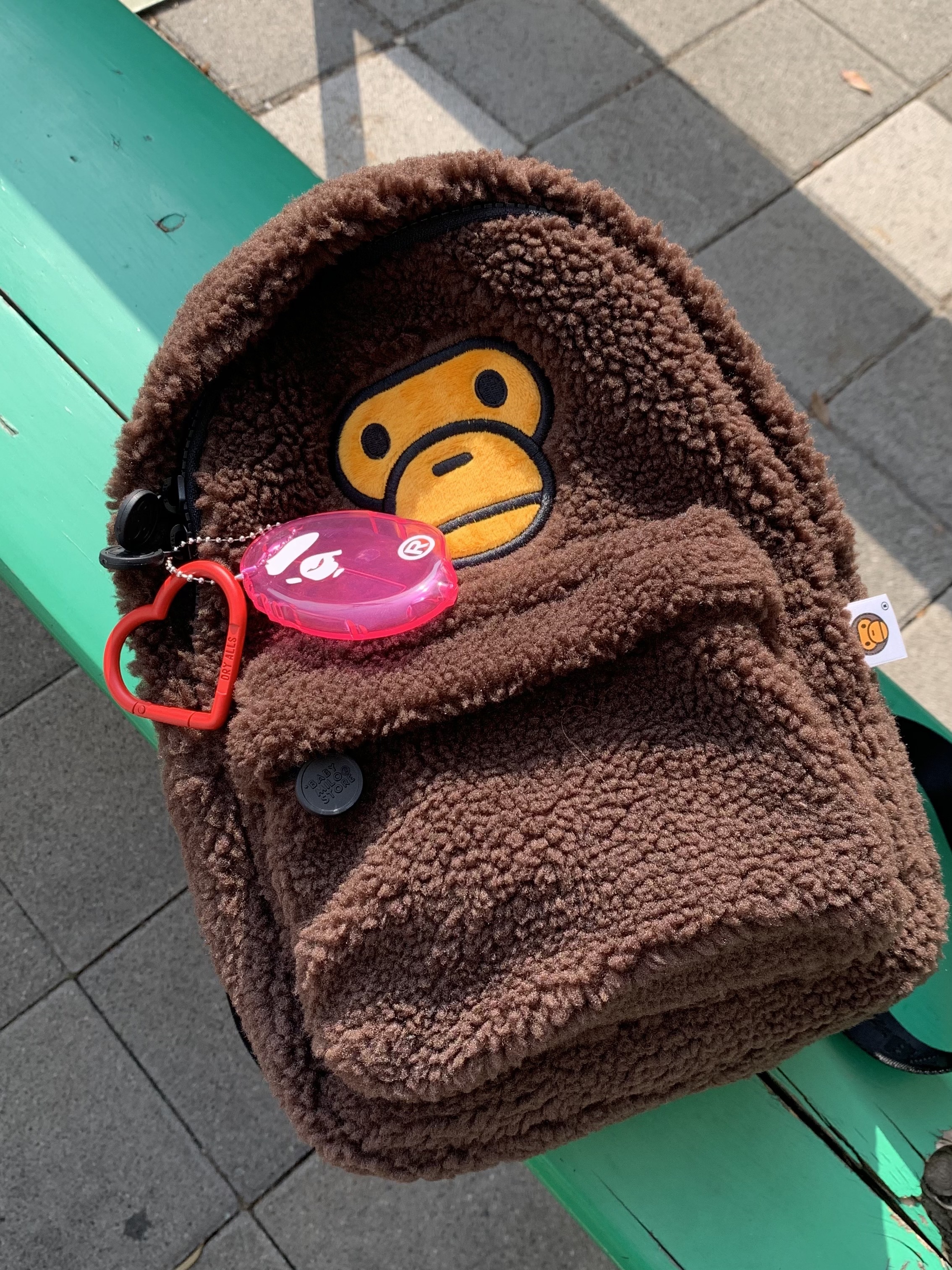 BAPE Baby Milo Mini Fur Backpack Brown, BAPE Ape Head Coin Case M Pink 착용 스타일