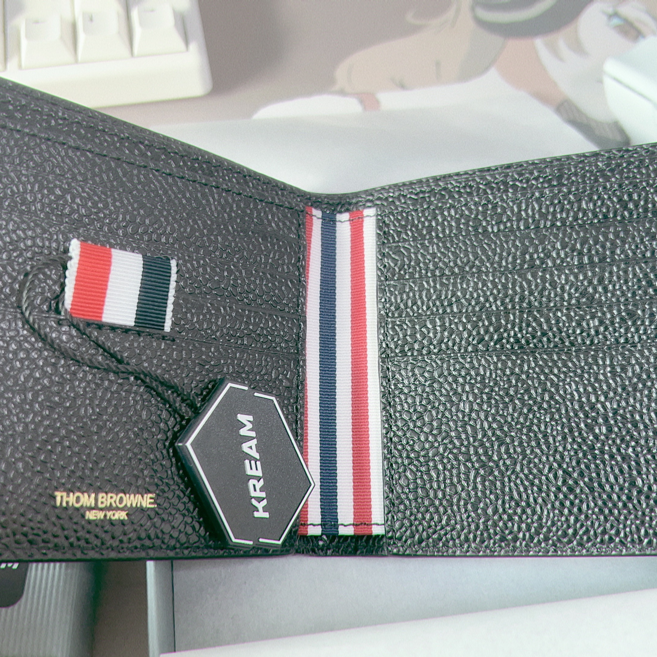 Thom Browne Pebble Grain Bill Fold Wallet Black 착용 스타일 - 2