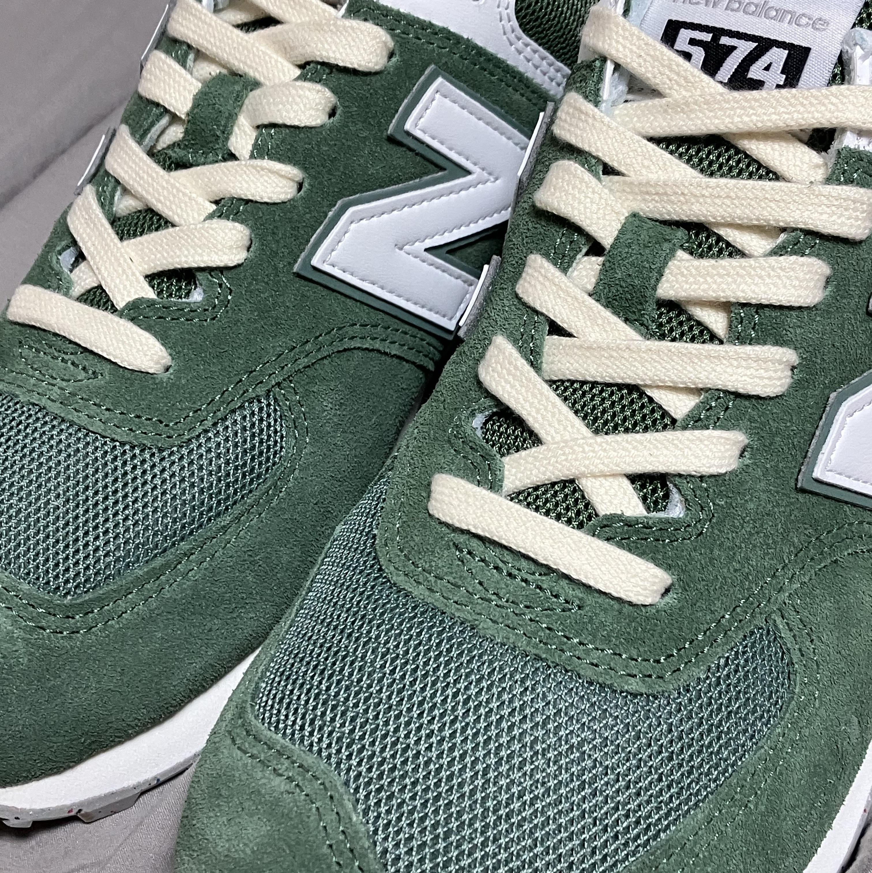 New Balance 574 Green White 착용 스타일 - 3