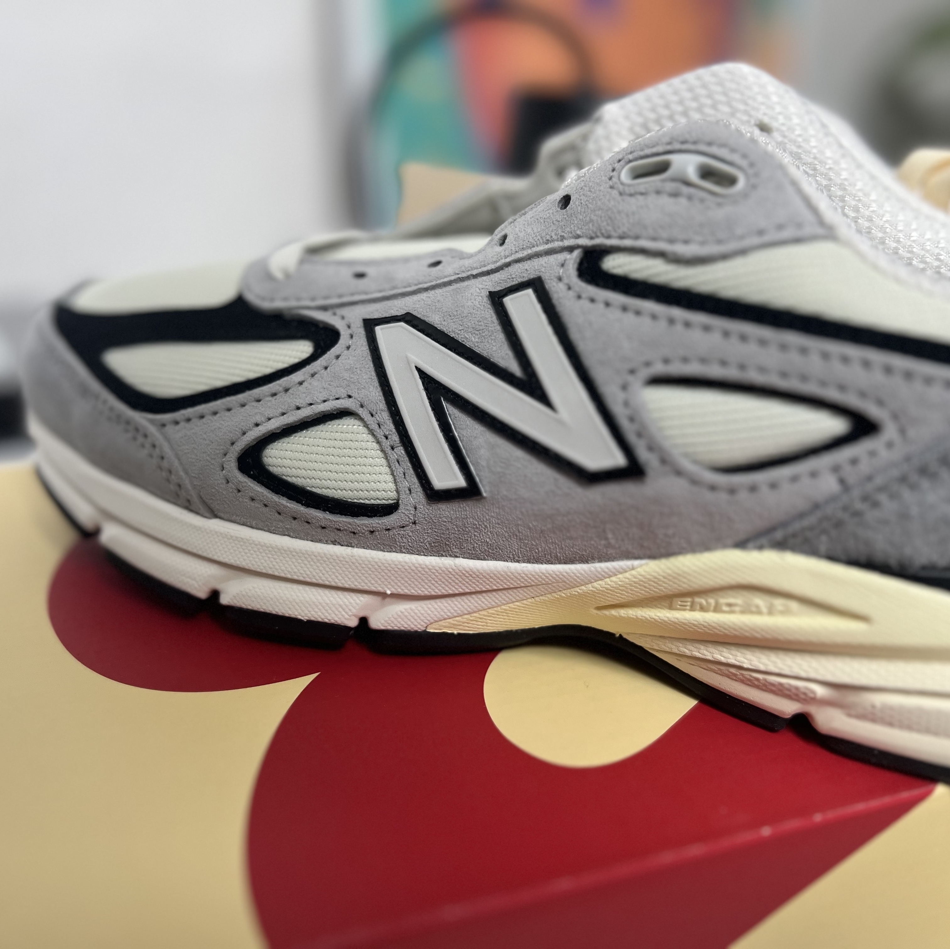 New Balance 990v4 Made in USA Grey Black 착용 스타일 - 3