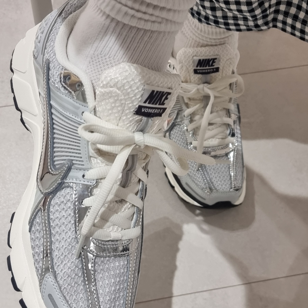 (W) Nike Zoom Vomero 5 Photon Dust and Metallic Silver 착용 스타일 - 2