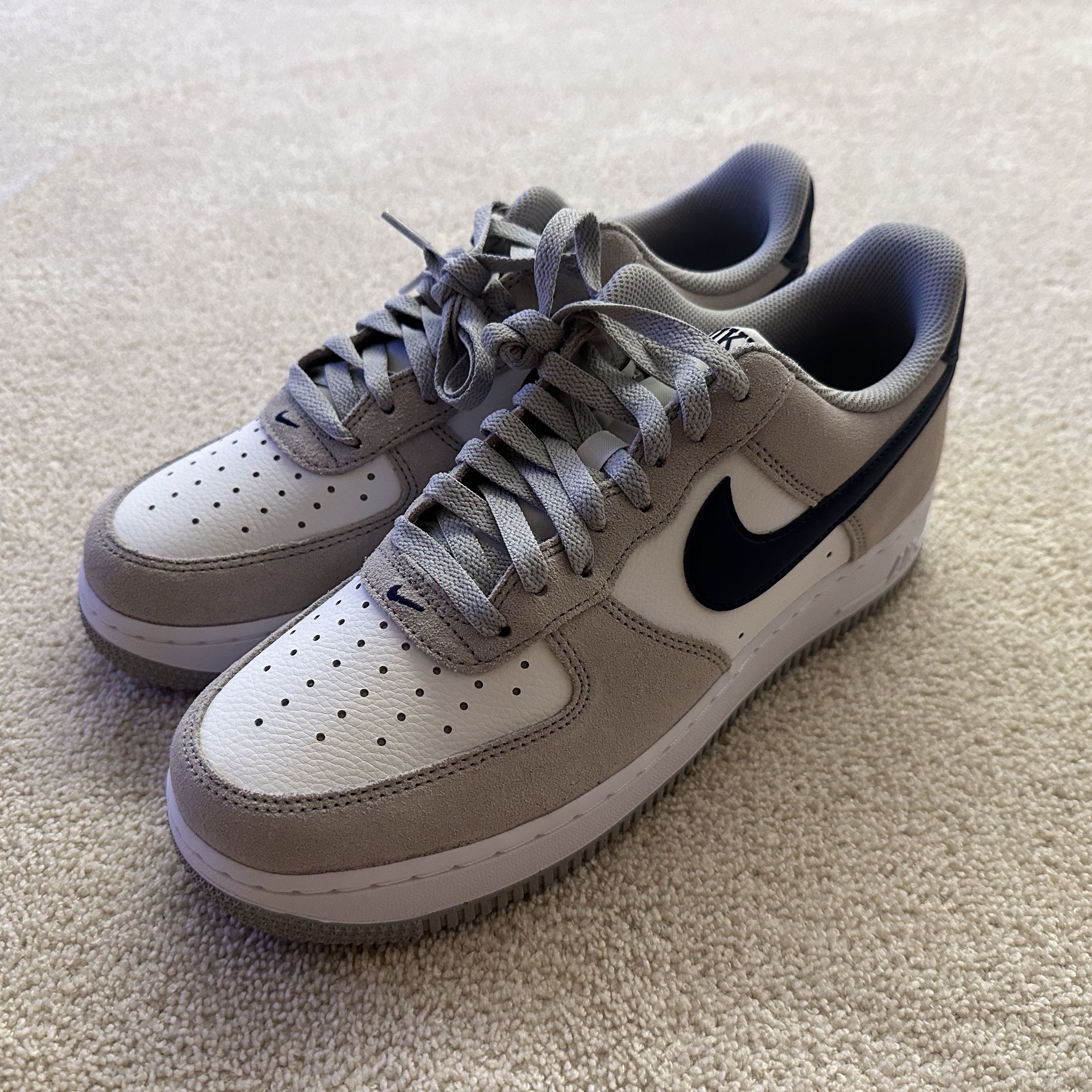 Nike Air Force 1 '07 Light Smoke Grey Midnight Navy 착용 스타일