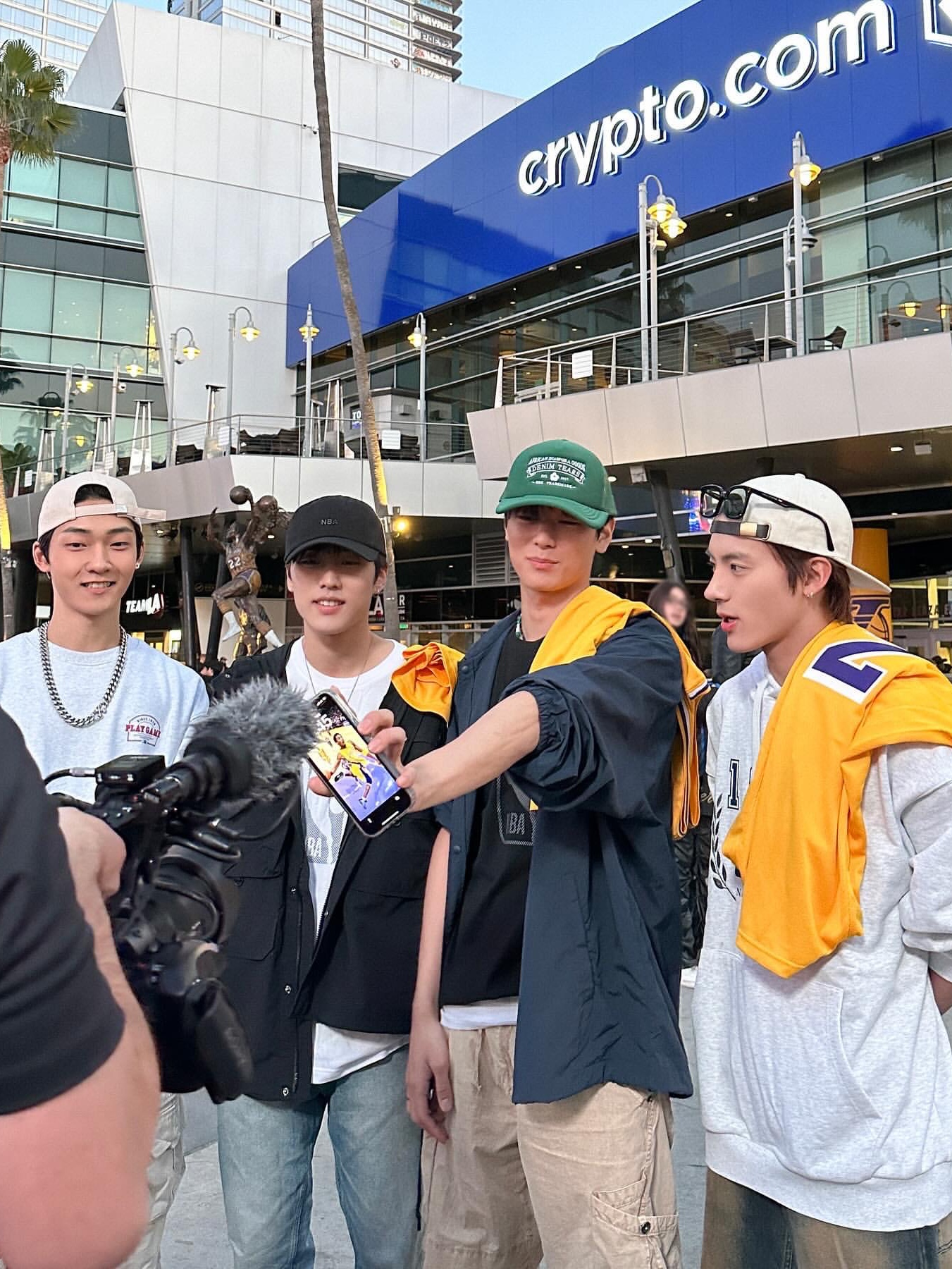 Nike LeBron James LA Lakers Icon Edition Jersey Amarillo, Nike x Drake Nocta Air Force 1 Low SP Certified Lover Boy White 착용 스타일 - 5