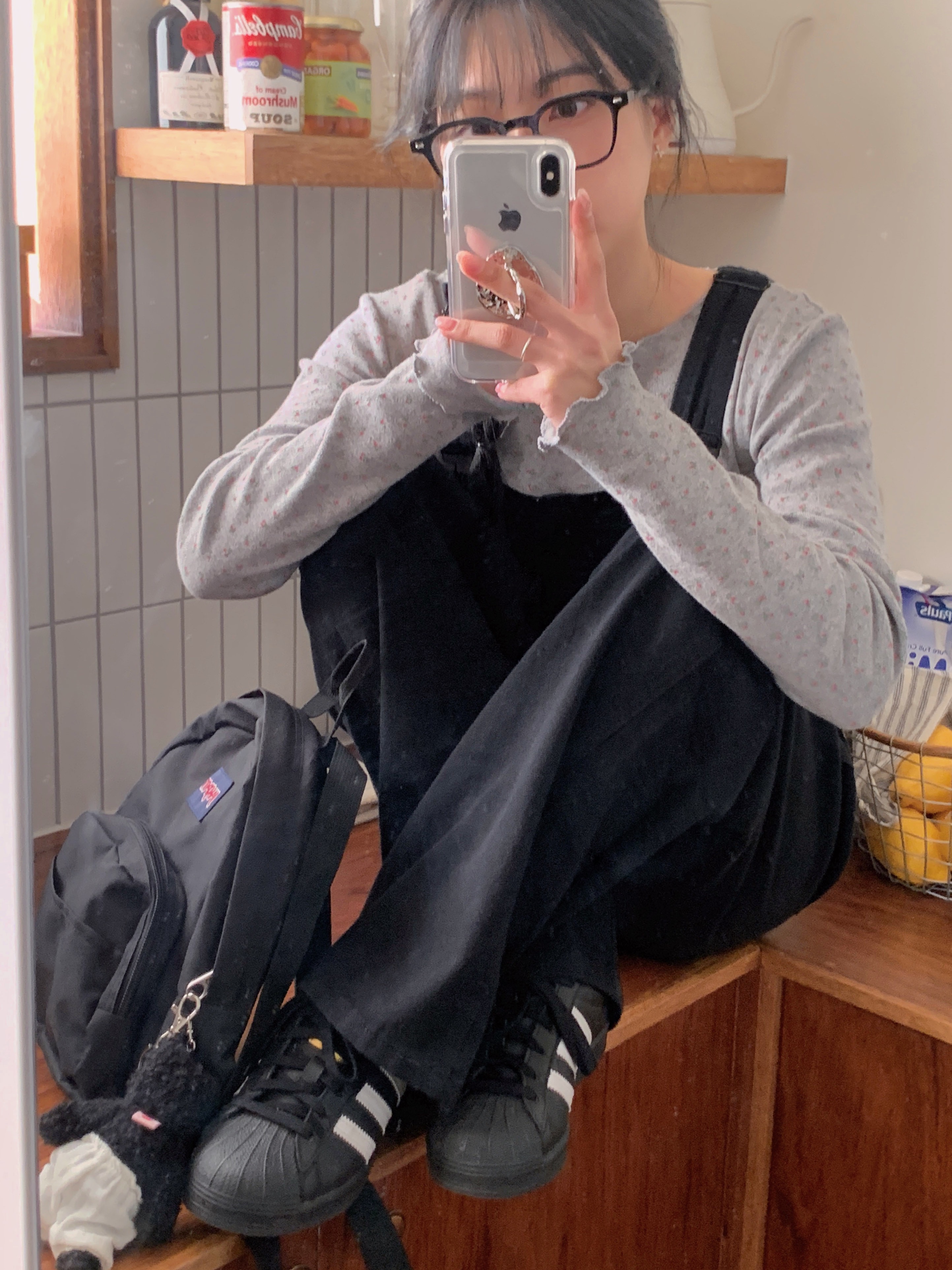 Jansport Half Pint Mini Backpack Black, Monamhee Beulpingi Keyring with White Pants Black 착용 스타일 - 3