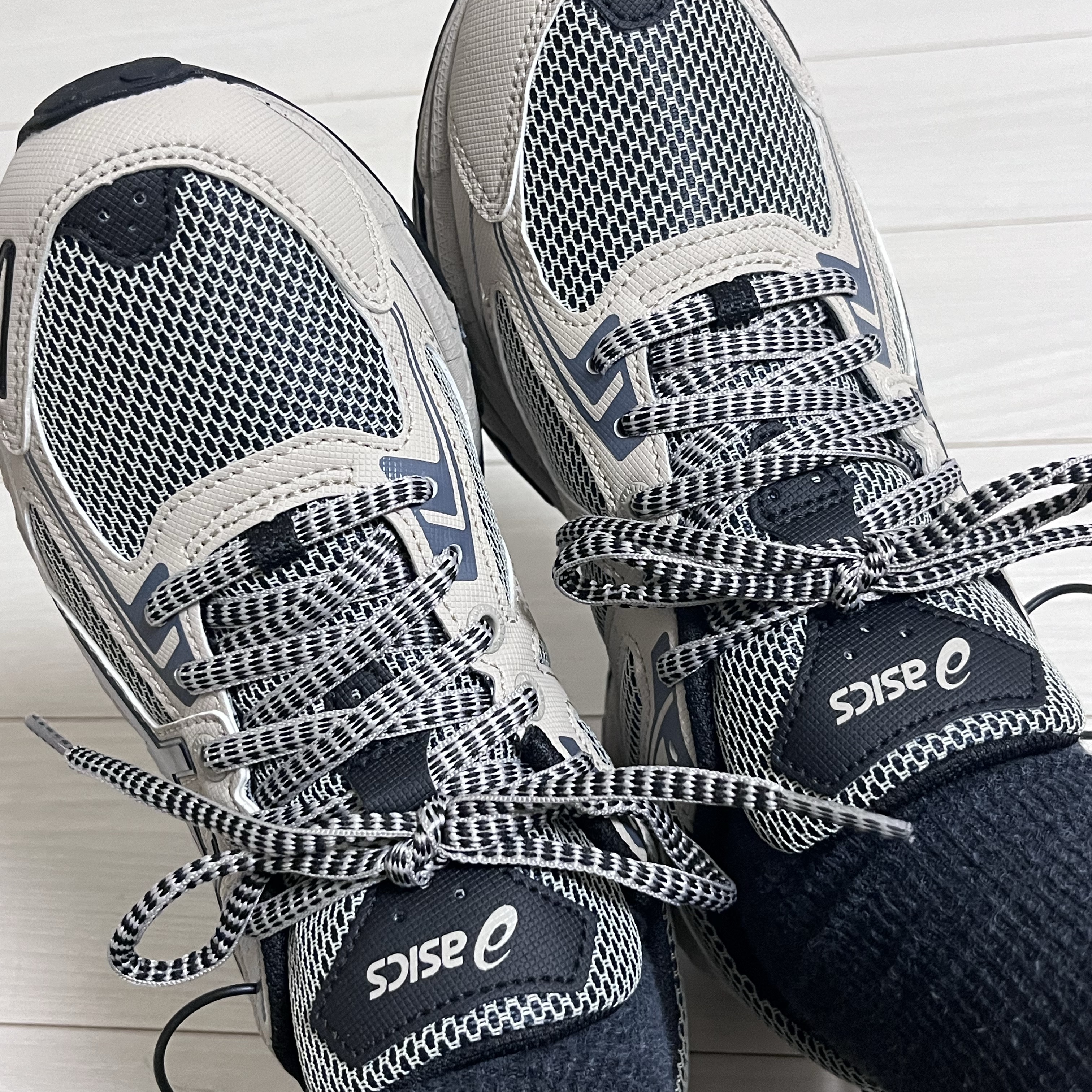 Asics Gel-Venture 6 Feather Grey Black 착용 스타일 - 1