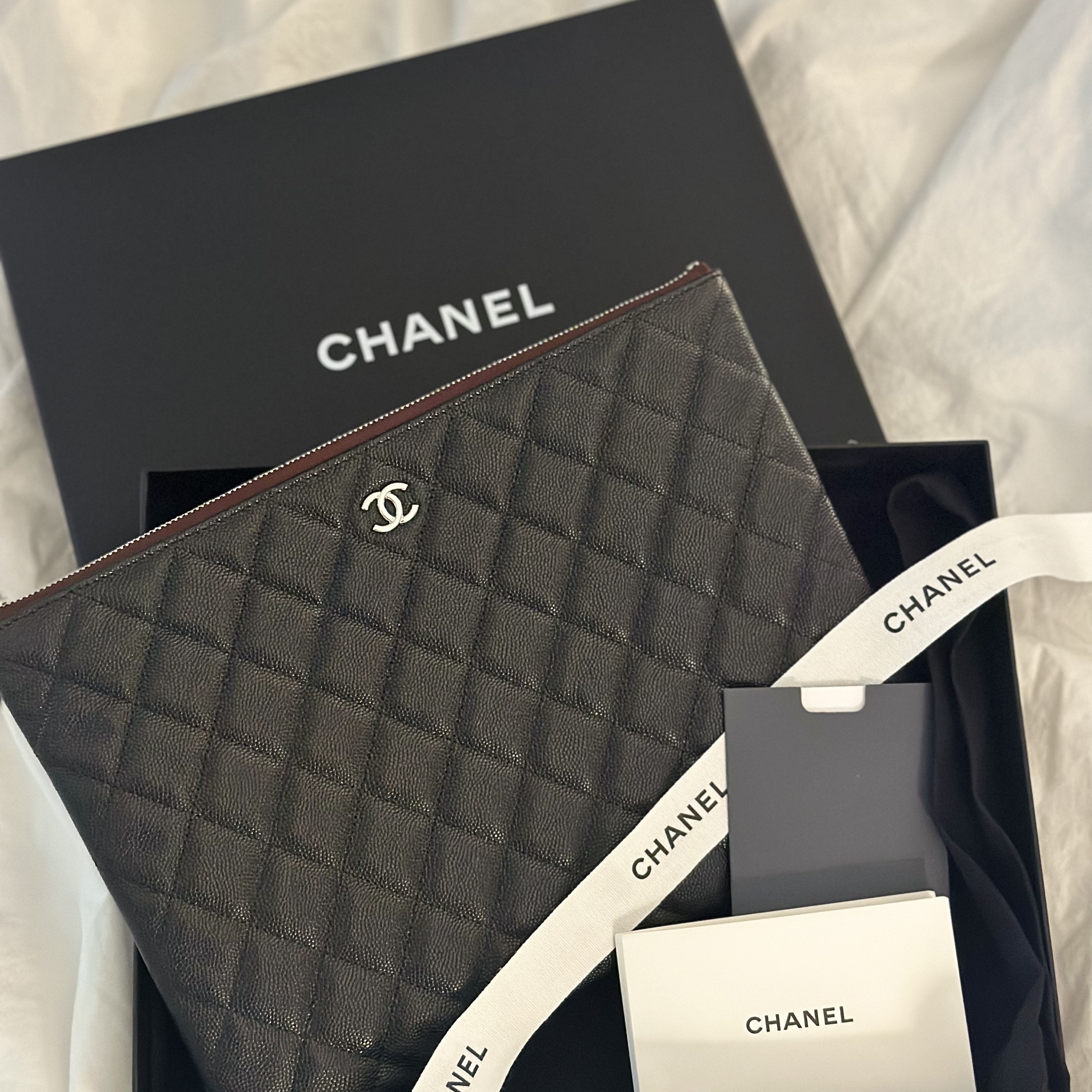 Chanel Medium Classic Pouch Grained Calfskin & Silver Black 착용 스타일 - 1