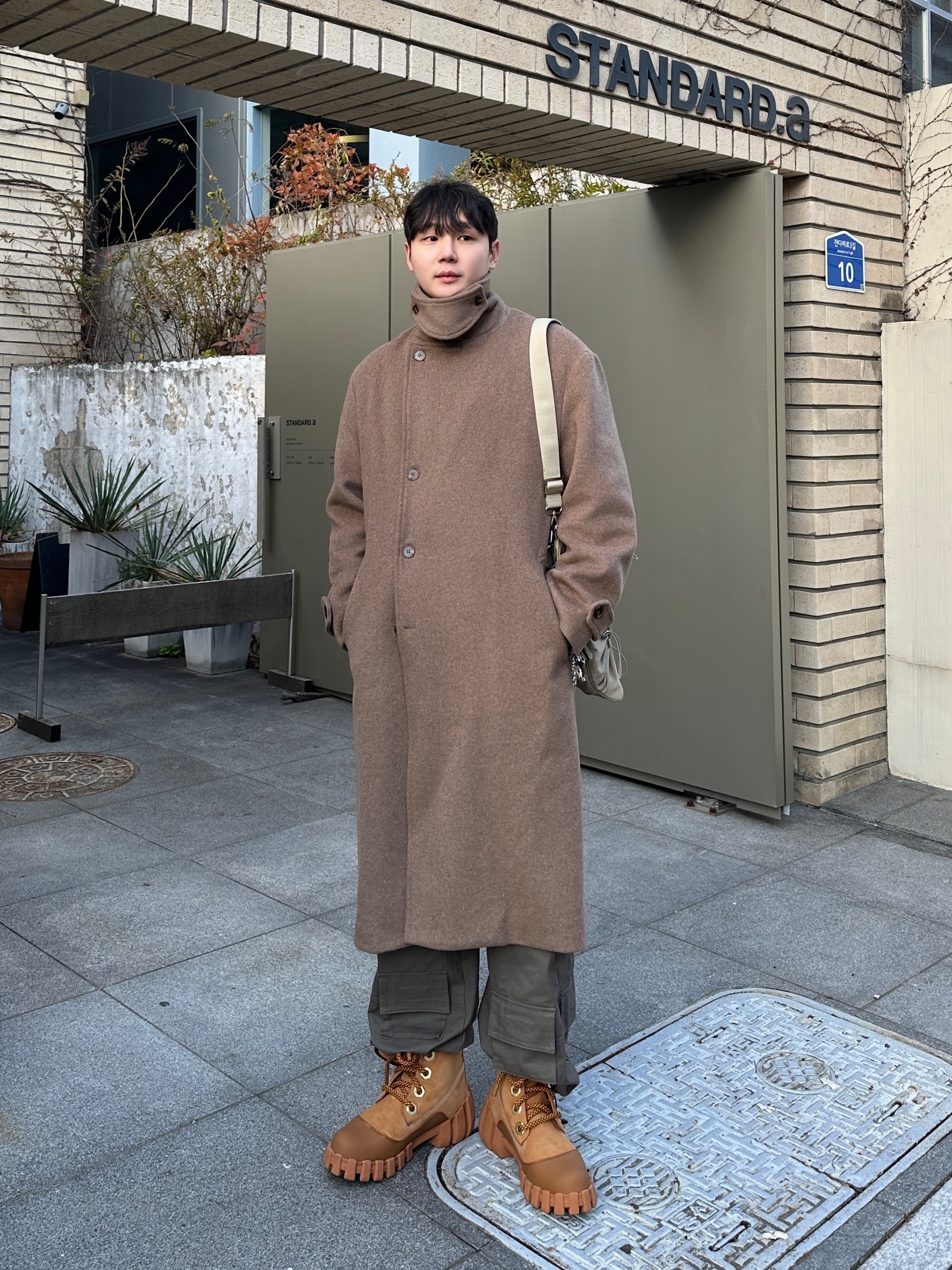 팀버랜드 x 움베르토 레온 6인치 부츠 위트 누벅 - 미디움, 슈프림 웨빙 키체인 그린 카모 - 23SS 착용 스타일 - 2