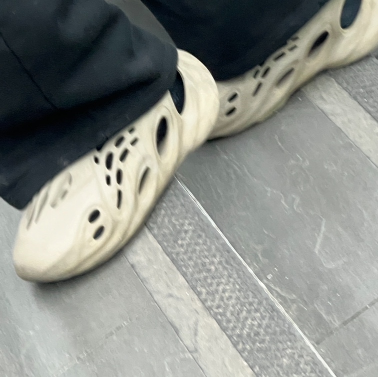 Adidas Yeezy Foam RNNR Stone Sage 착용 스타일