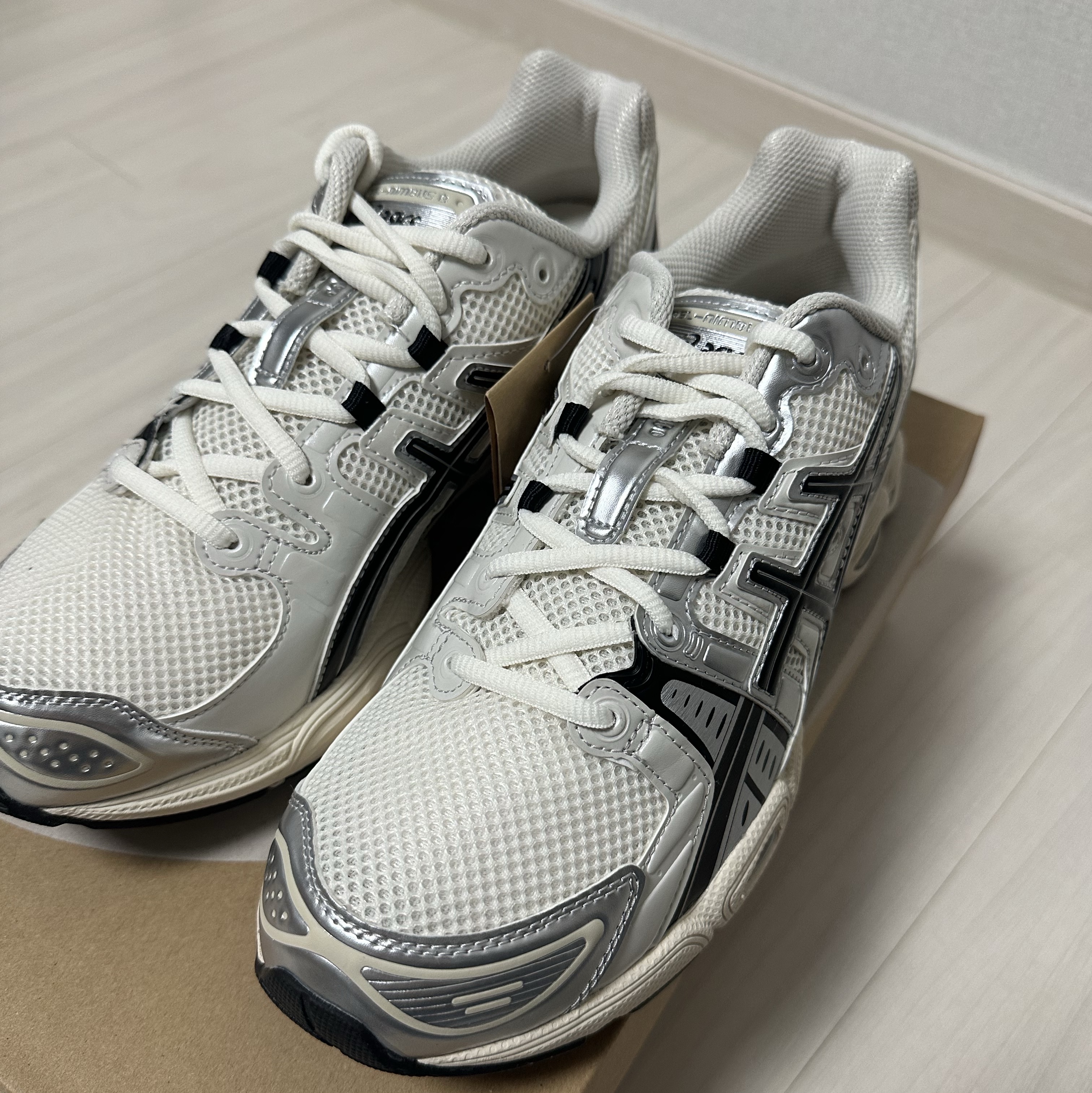 Asics Gel-Nimbus 9 Cream Black 착용 스타일 - 2