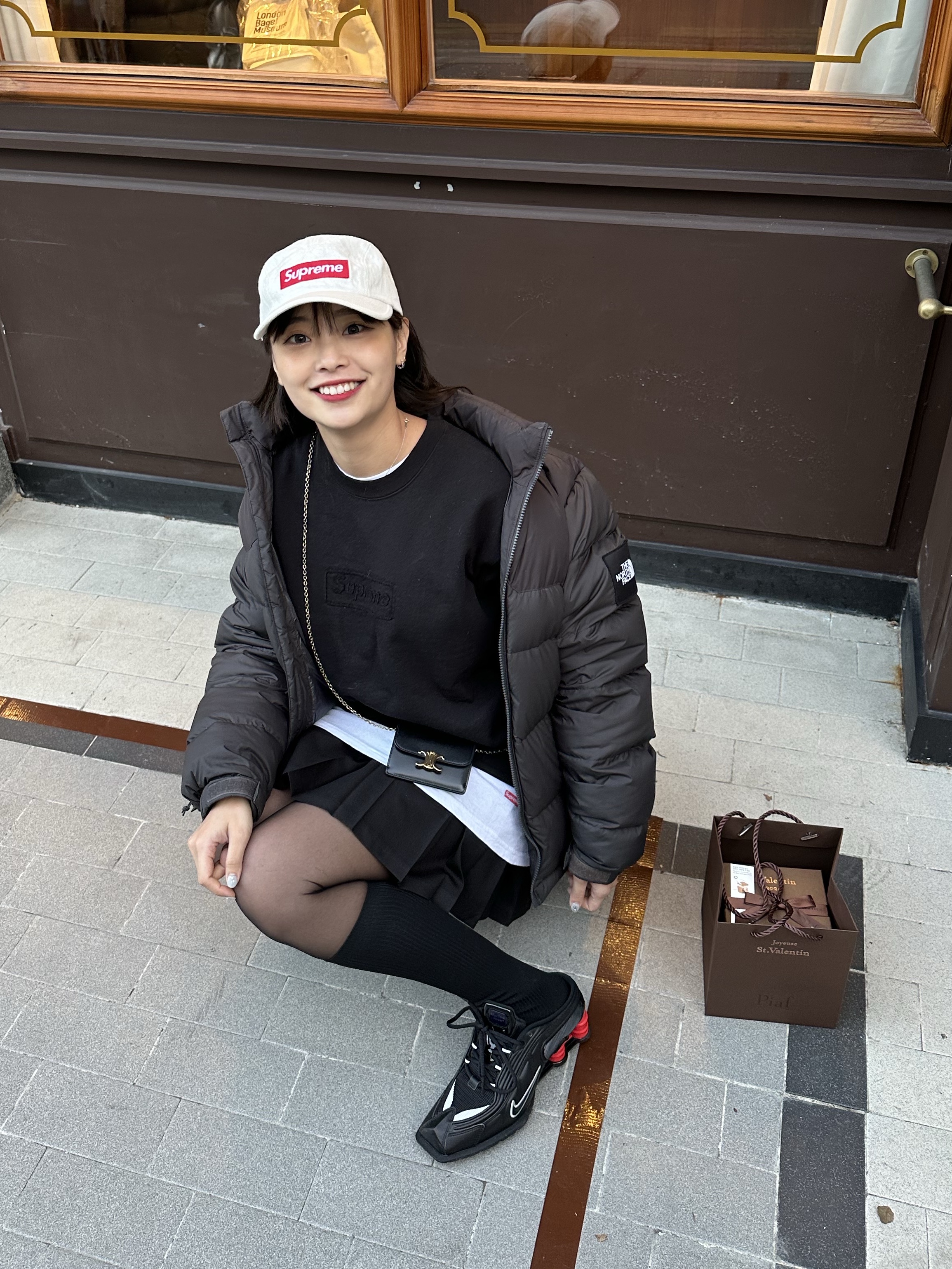 Nike x Martine Rose Shox MR4 Black, Celine Card Holder with Flap in Shiny Calfskin Black 착용 스타일 - 6