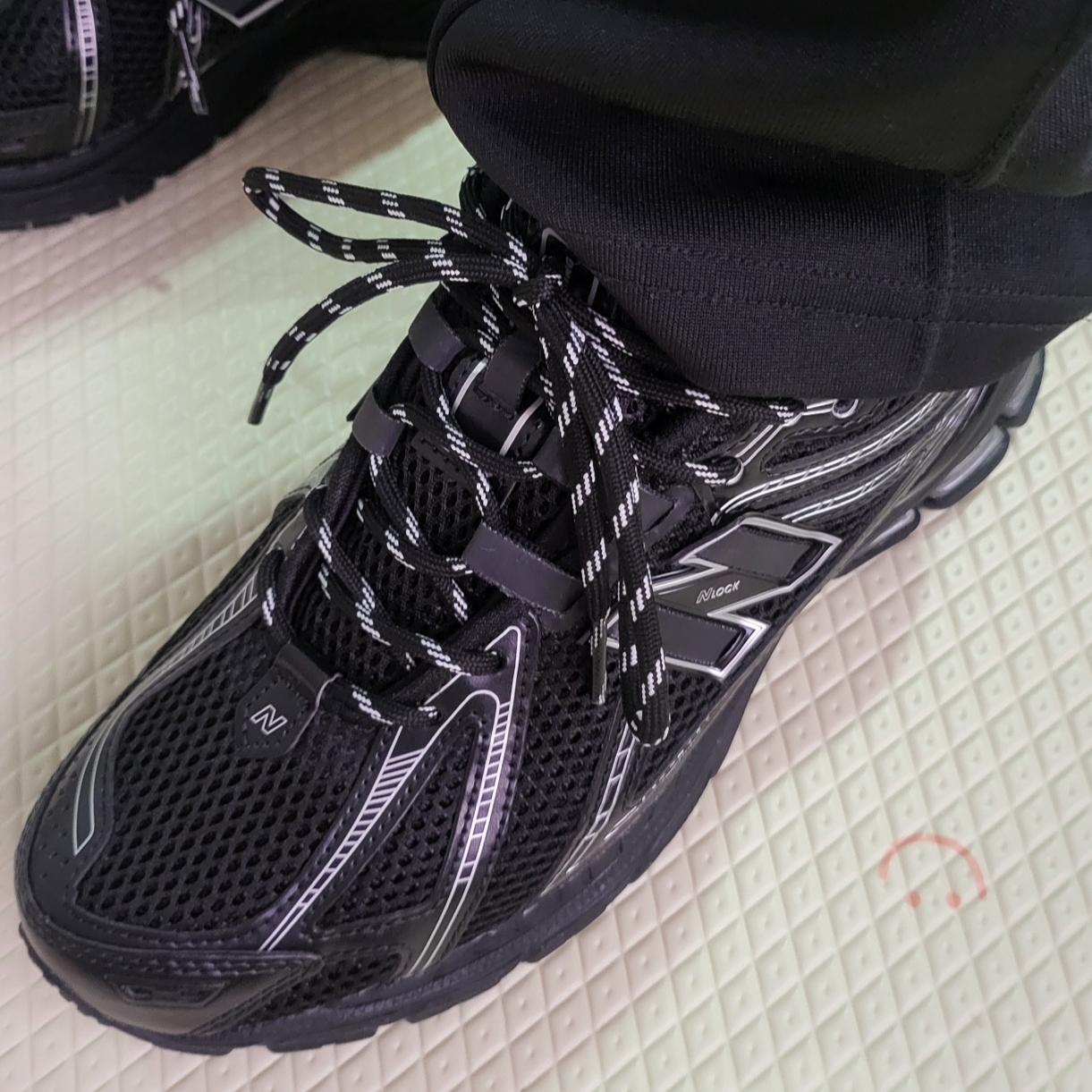 New Balance 1906R Black Silver Metallic 착용 스타일 - 1