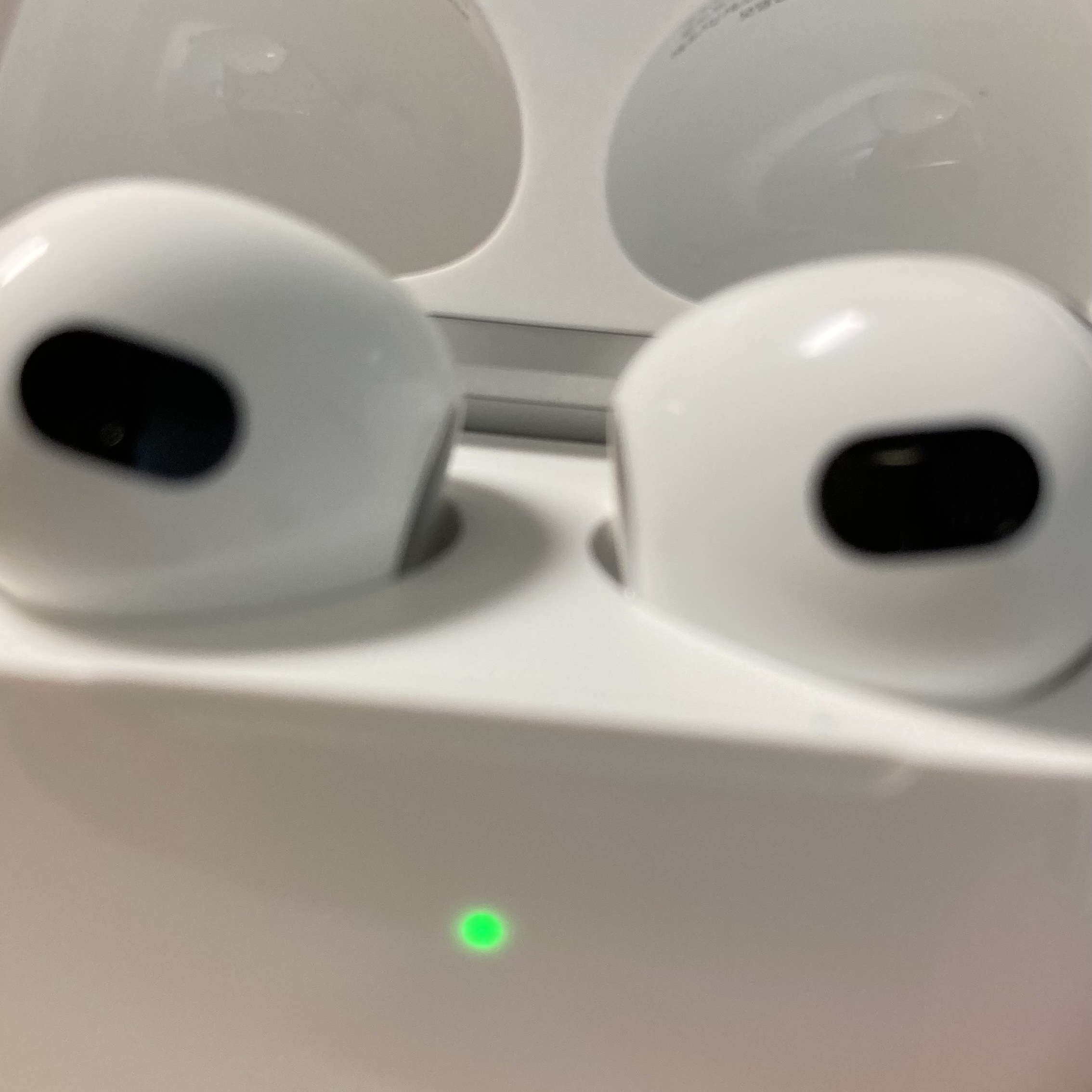 Apple Airpods 3rd Gen with MagSafe Charging Case (Korean Ver.) 착용 스타일