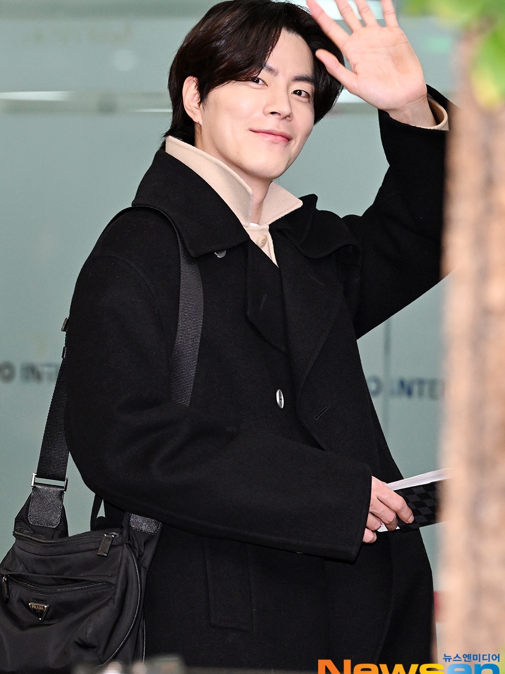 Prada Re-Nylon Rectangle Shoulder Bag Black 착용 스타일