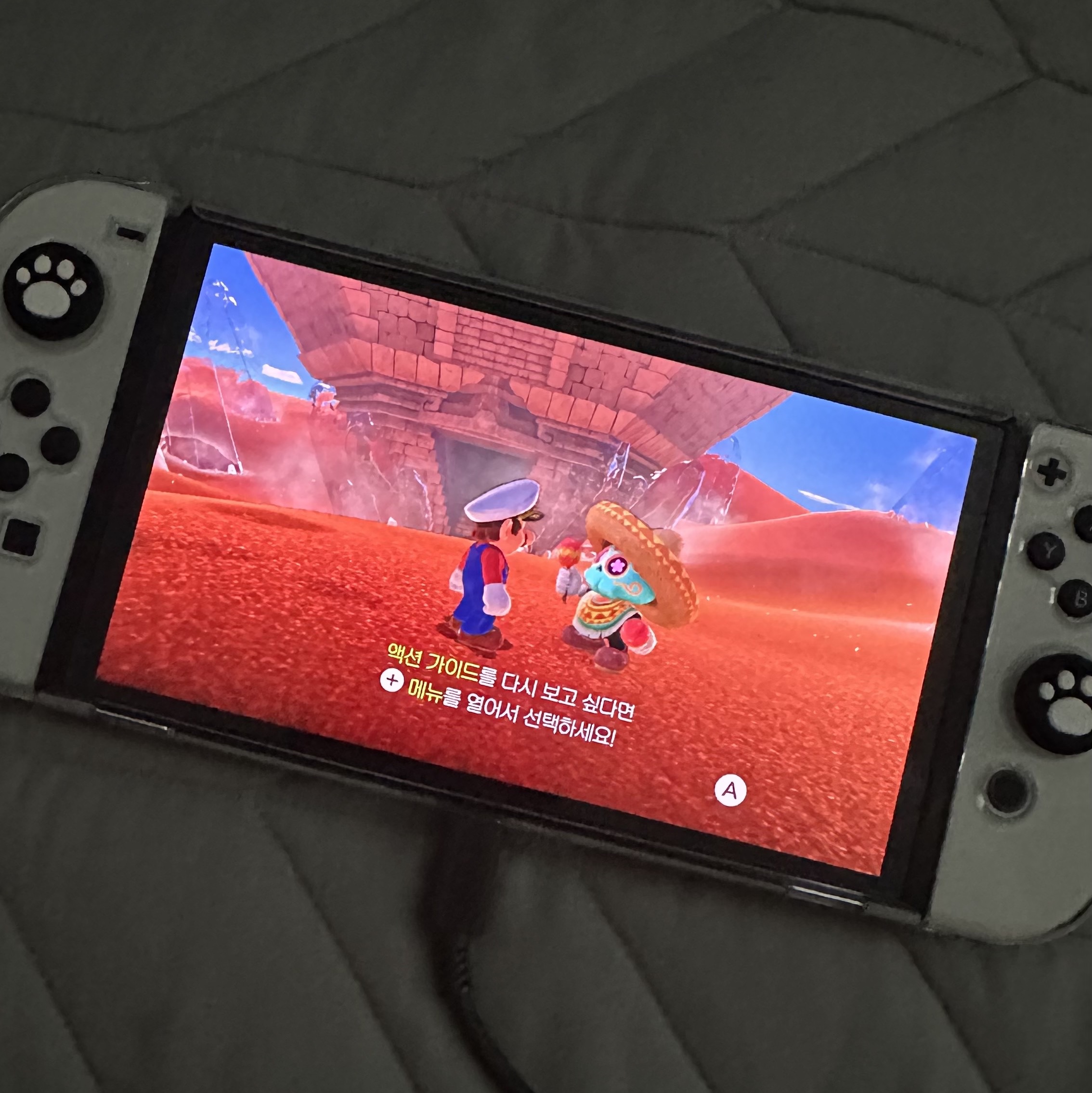 Nintendo Switch OLED White (Korean Ver.) 착용 스타일 - 2
