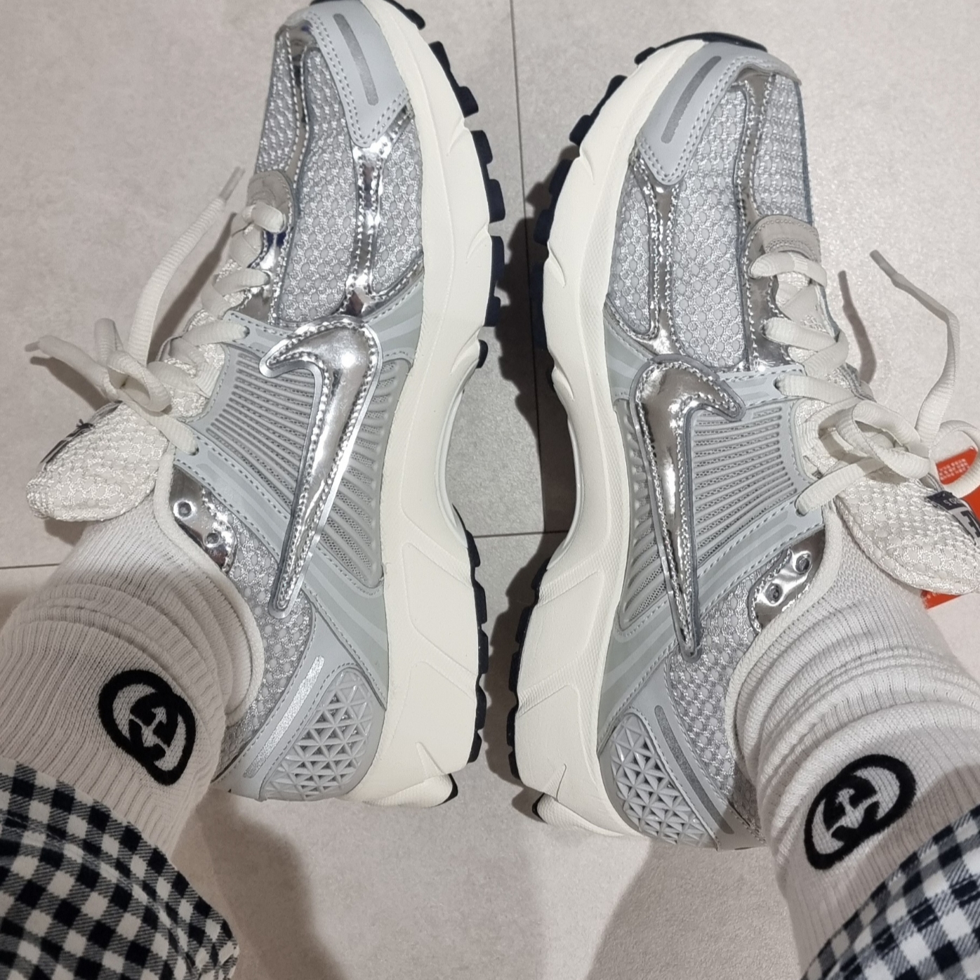 (W) Nike Zoom Vomero 5 Photon Dust and Metallic Silver 착용 스타일 - 3