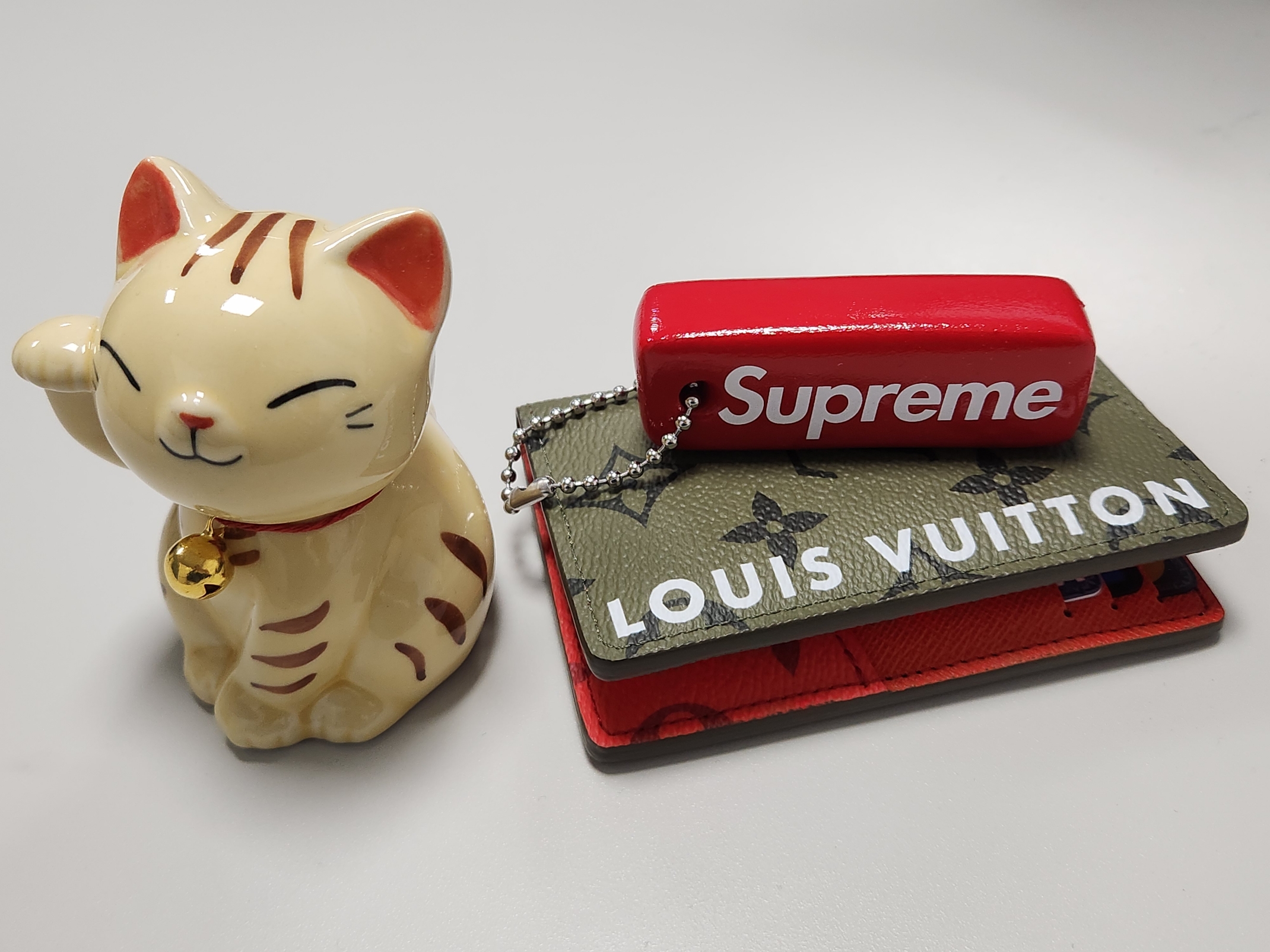 Louis Vuitton Pocket Organizer Khaki Green Vermillion Red, Supreme Floating Keychain Red - 23FW 착용 스타일 - 1