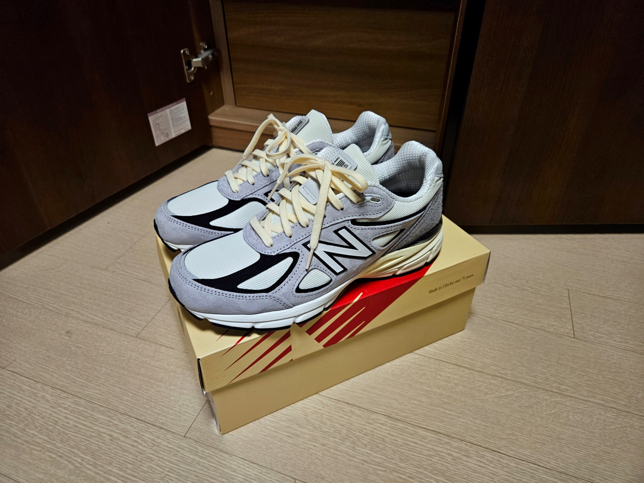 뉴발란스 990v4 메이드 인 USA 그레이 블랙 착용 스타일 - 2
