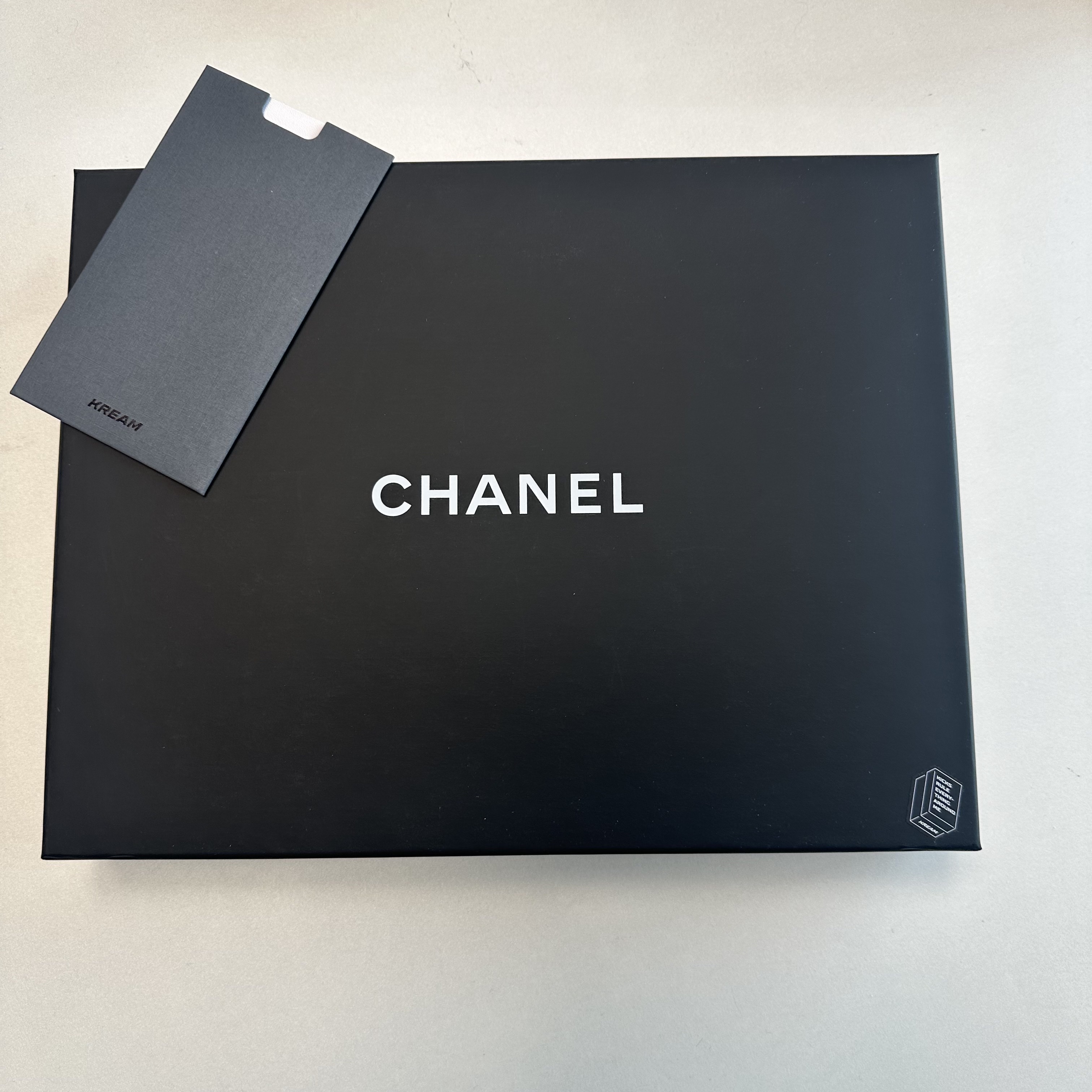 Chanel Medium Classic Pouch Grained Calfskin & Silver Black 착용 스타일 - 2
