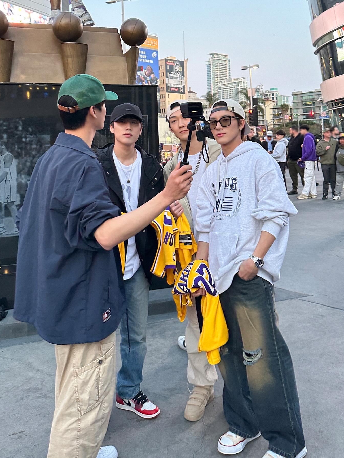 Nike LeBron James LA Lakers Icon Edition Jersey Amarillo, Nike x Drake Nocta Air Force 1 Low SP Certified Lover Boy White 착용 스타일 - 6