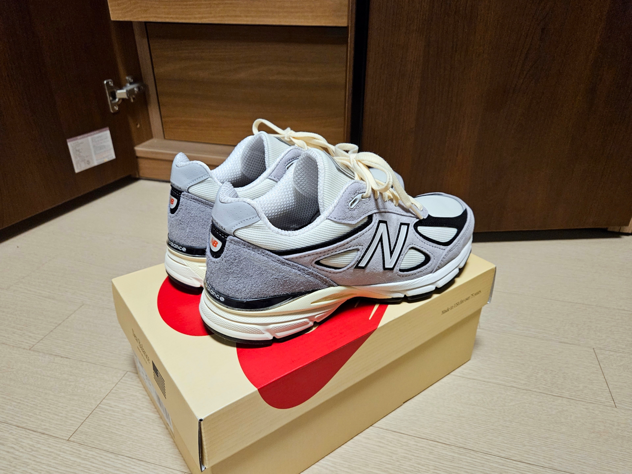 뉴발란스 990v4 메이드 인 USA 그레이 블랙 착용 스타일 - 3